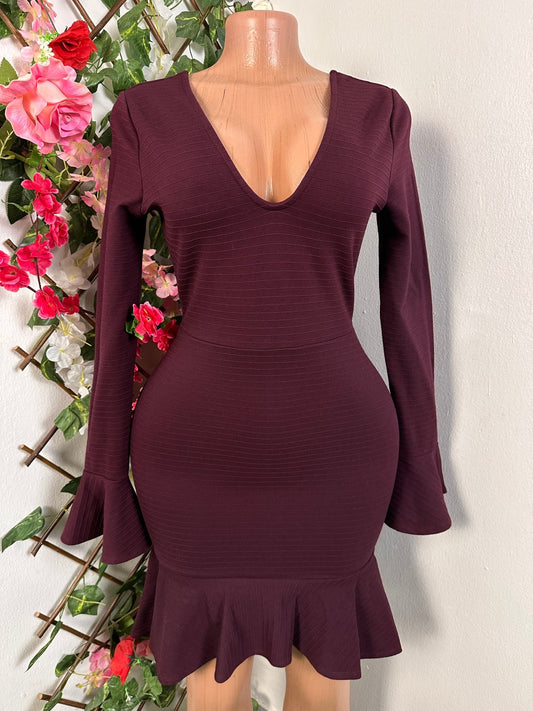 Robe moulante courte évasée longue manche et colle en V - Perluna Store