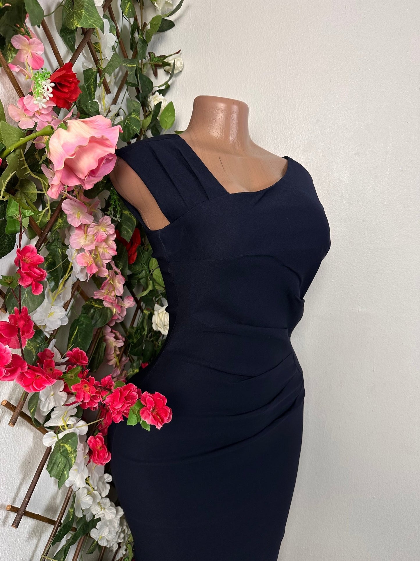 Robe moulante mi longue sans manche à colle asymétrique - Perluna Store