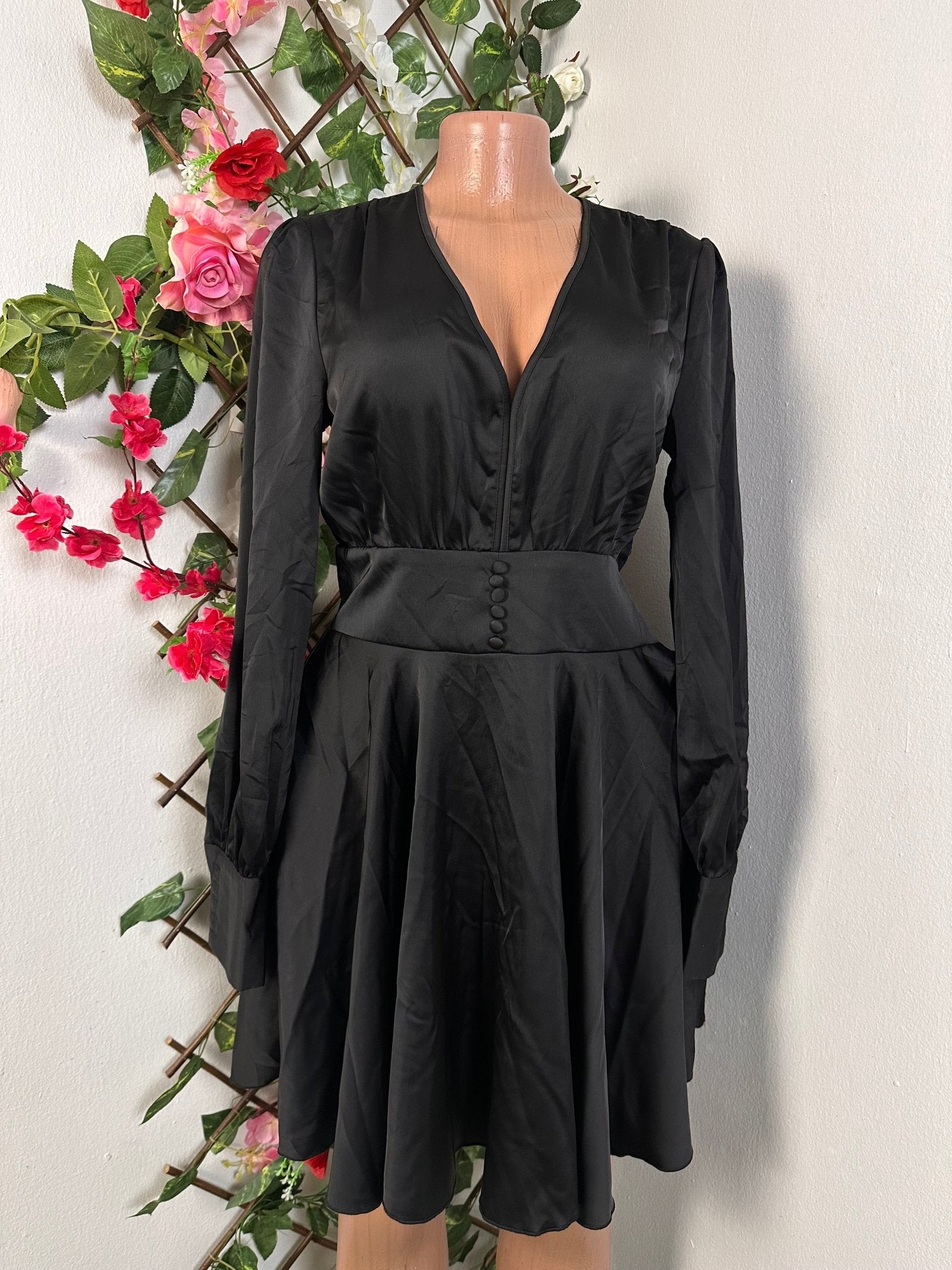 Robe courte en satin colle en V à manche longue boutonné - Perluna Store