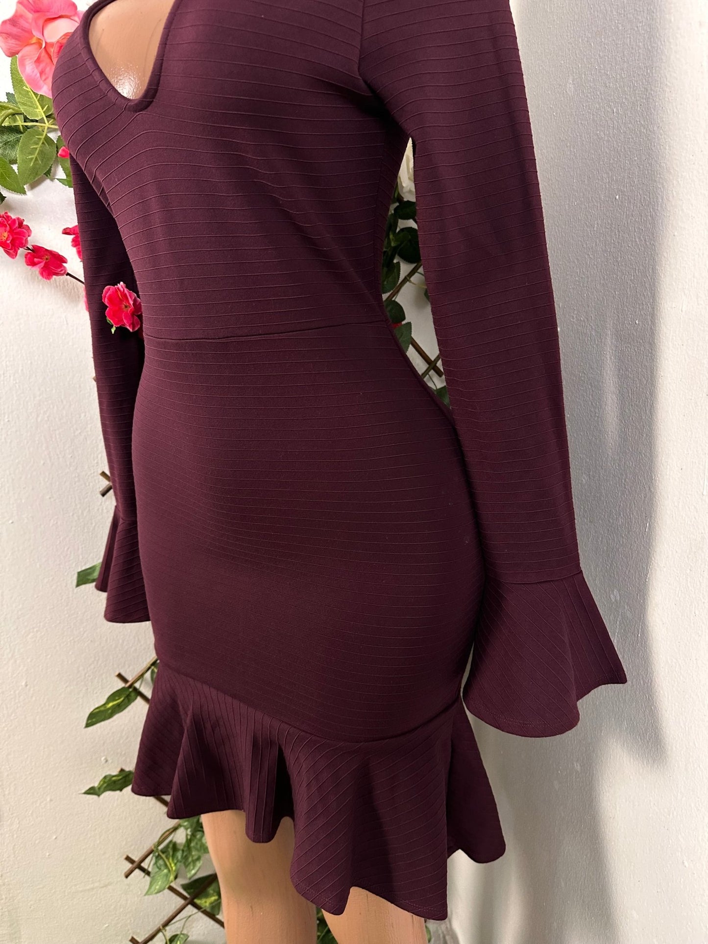 Robe moulante courte évasée longue manche et colle en V - Perluna StorePerluna Store