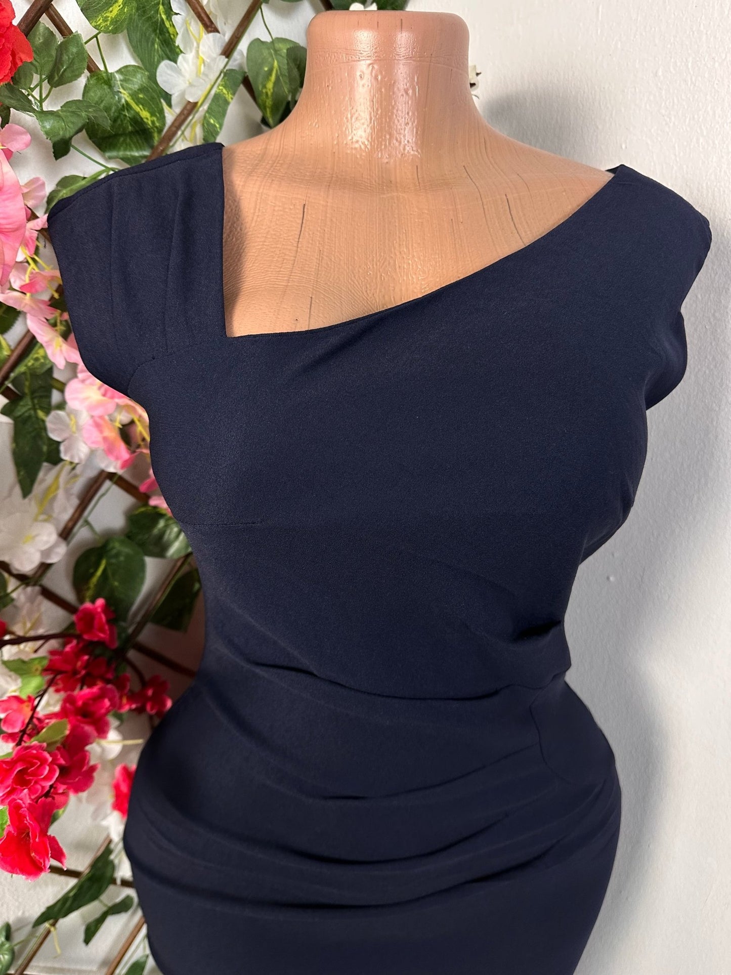 Robe moulante mi longue sans manche à colle asymétrique - Perluna Store