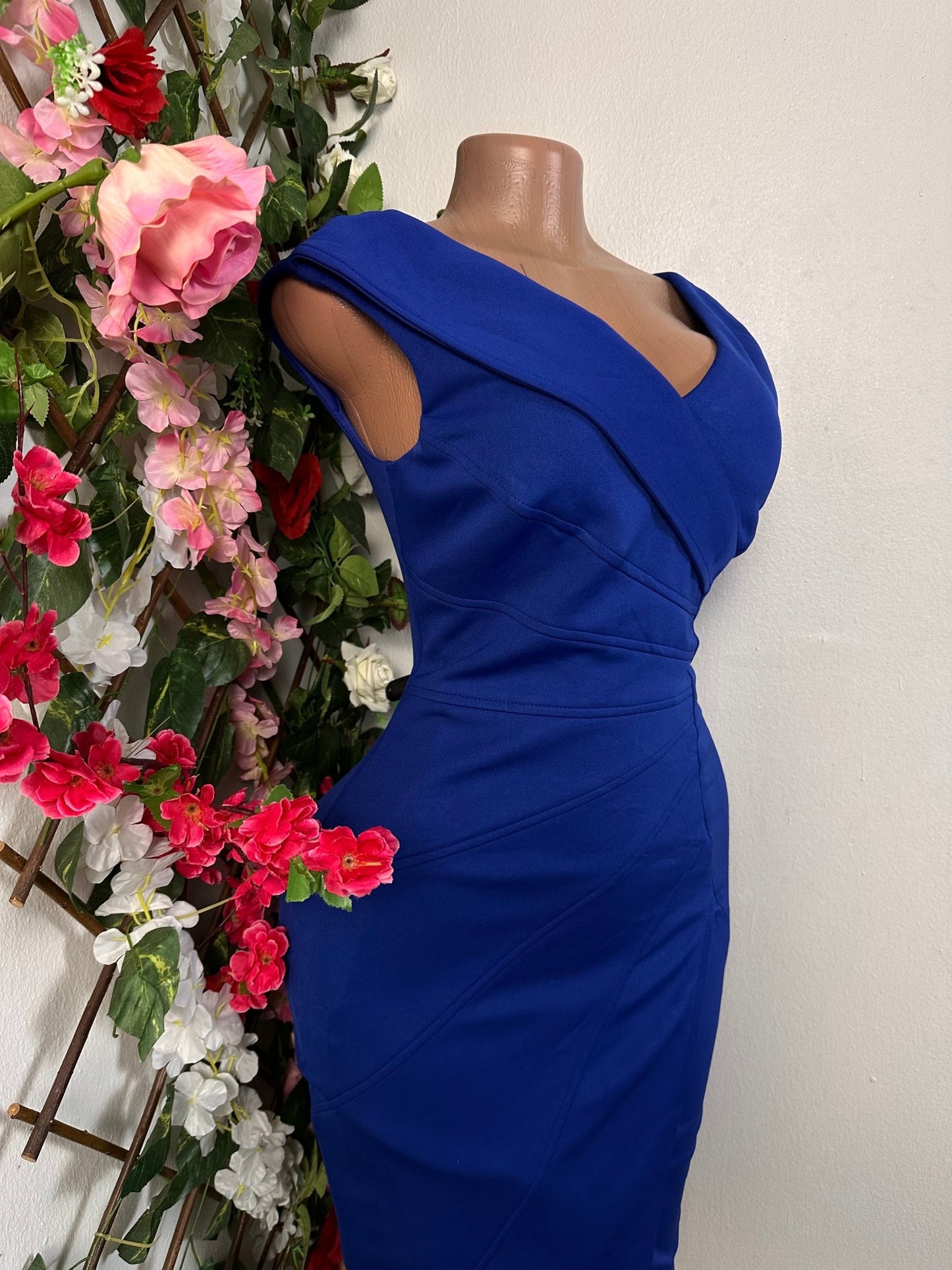Robe moulante à décolleté bateau croisé sans manche et pente asymétrique - Perluna Store