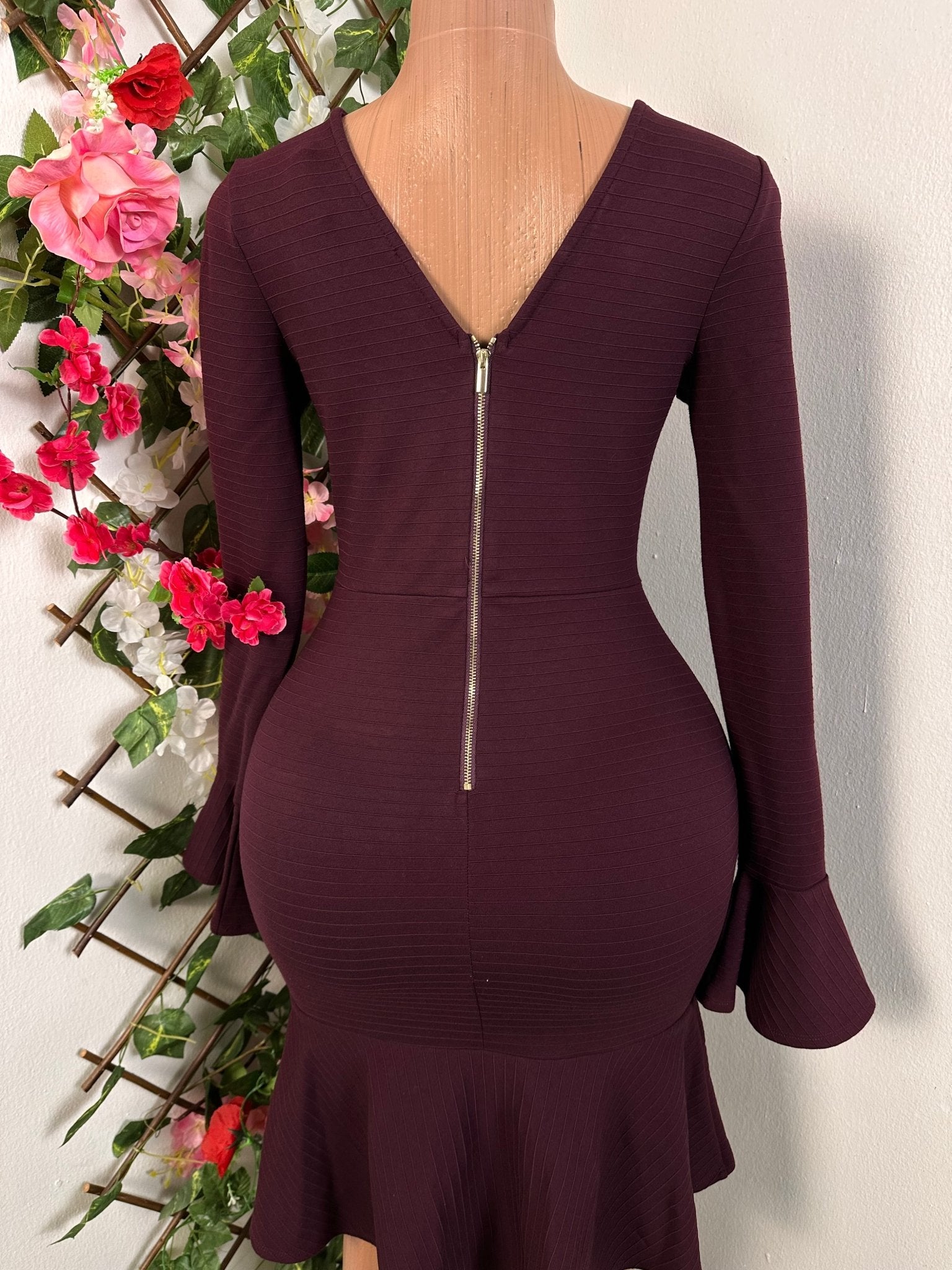 Robe moulante courte évasée longue manche et colle en V - Perluna Store