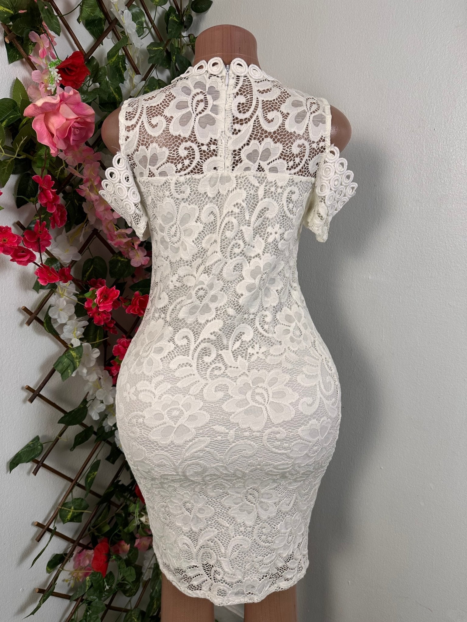 Robe courte en dentelle manche coute épaule dénudé - Perluna Store