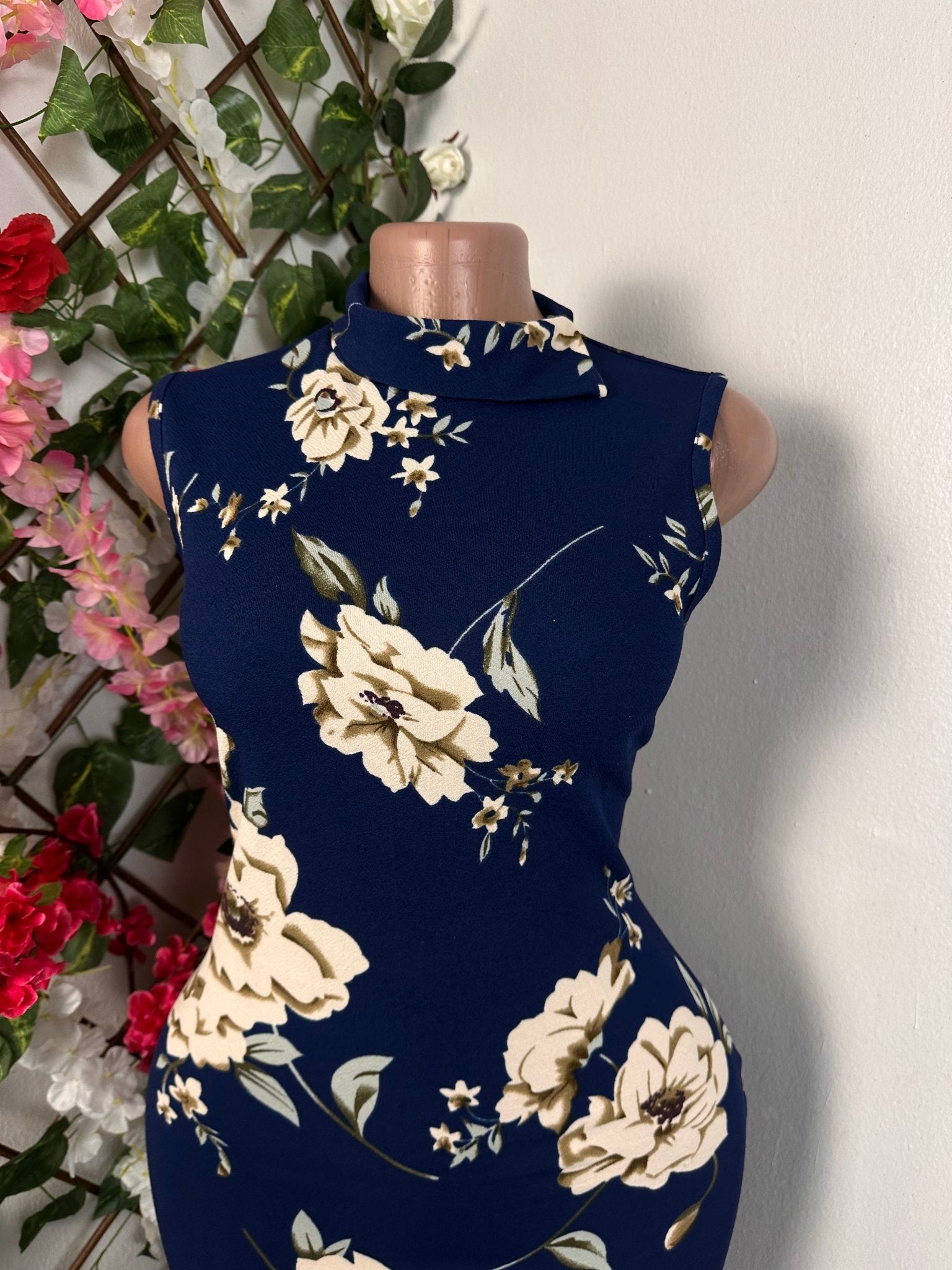 Robe moulante mi longue sans manche a colle remonté - Perluna Store