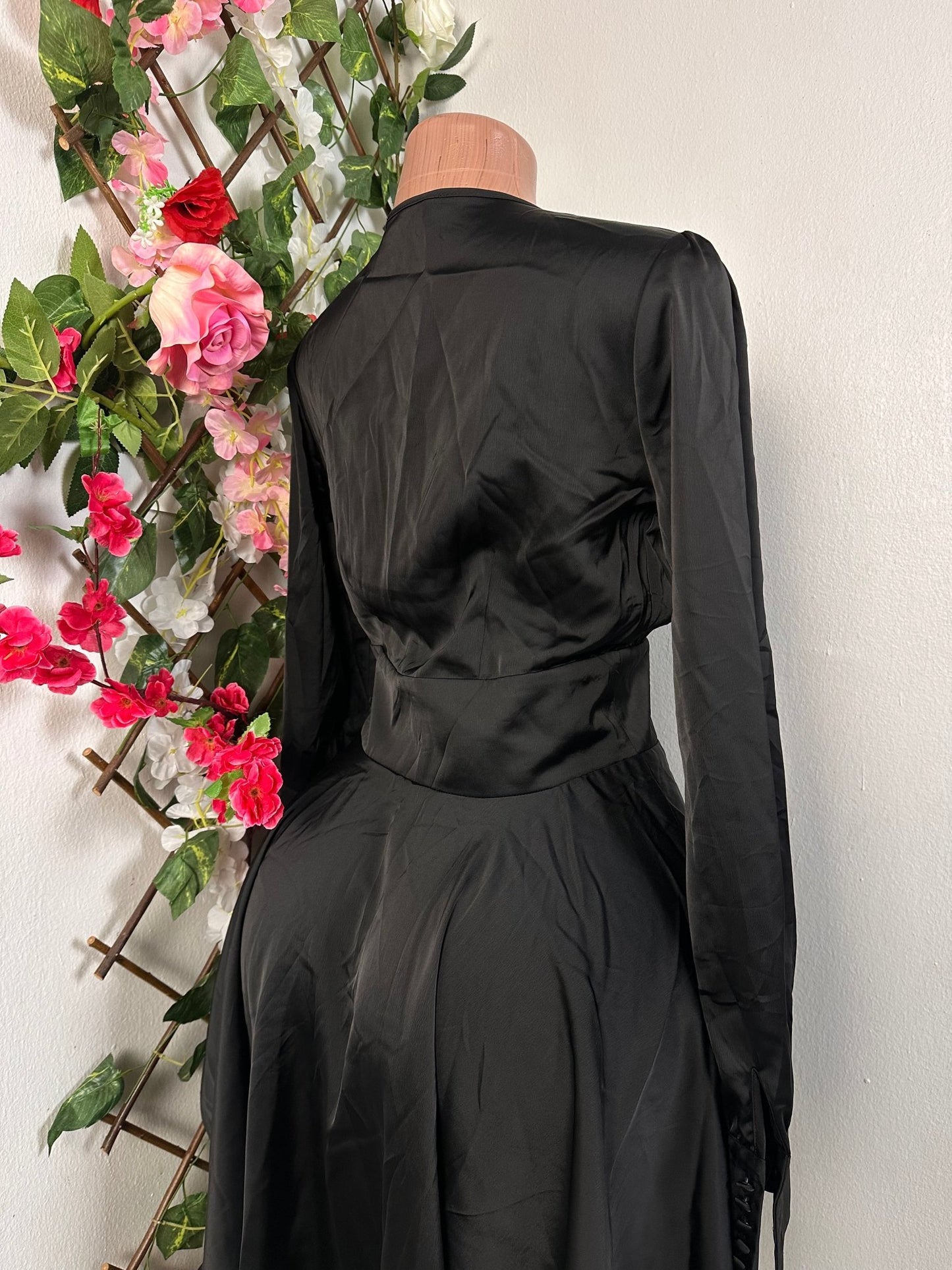 Robe courte en satin colle en V à manche longue boutonné - Perluna Store