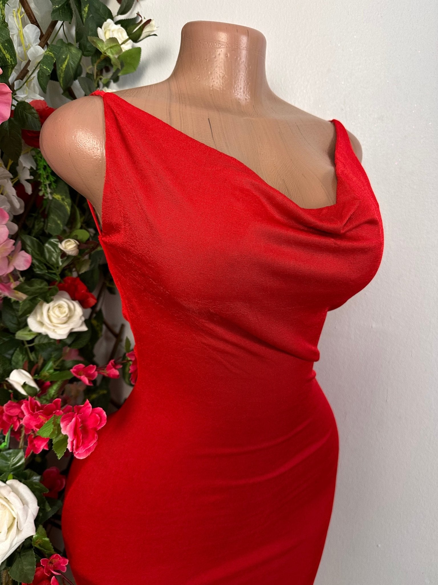 Robe moulante a fine bretelle a dos nues asymétrique drapée - Perluna Store