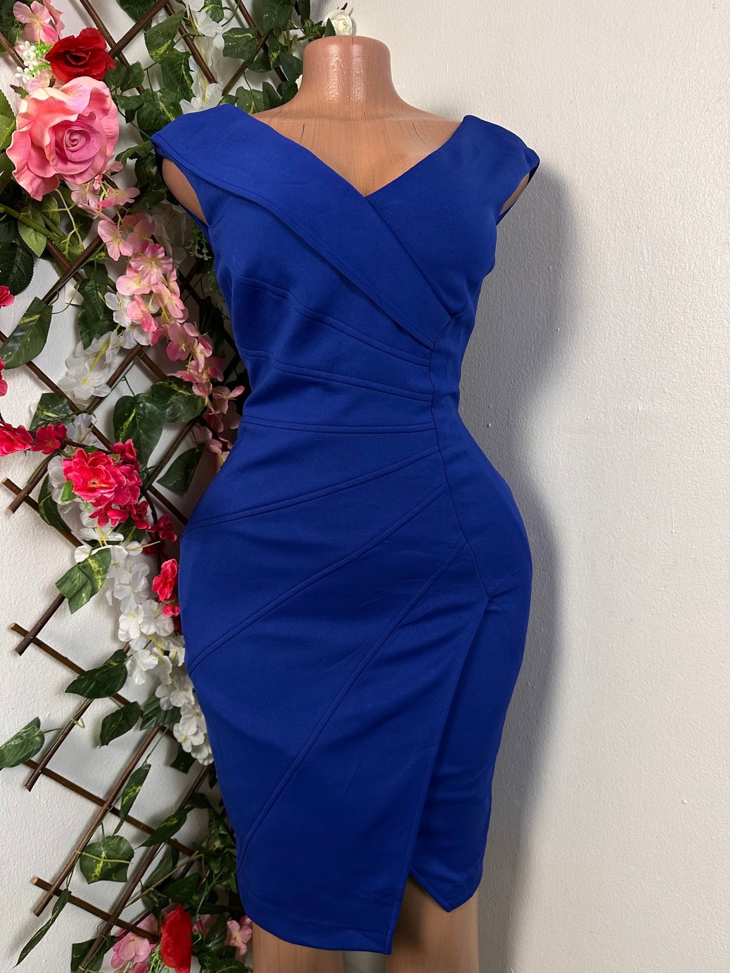 Robe moulante à décolleté bateau croisé sans manche et pente asymétrique - Perluna Store