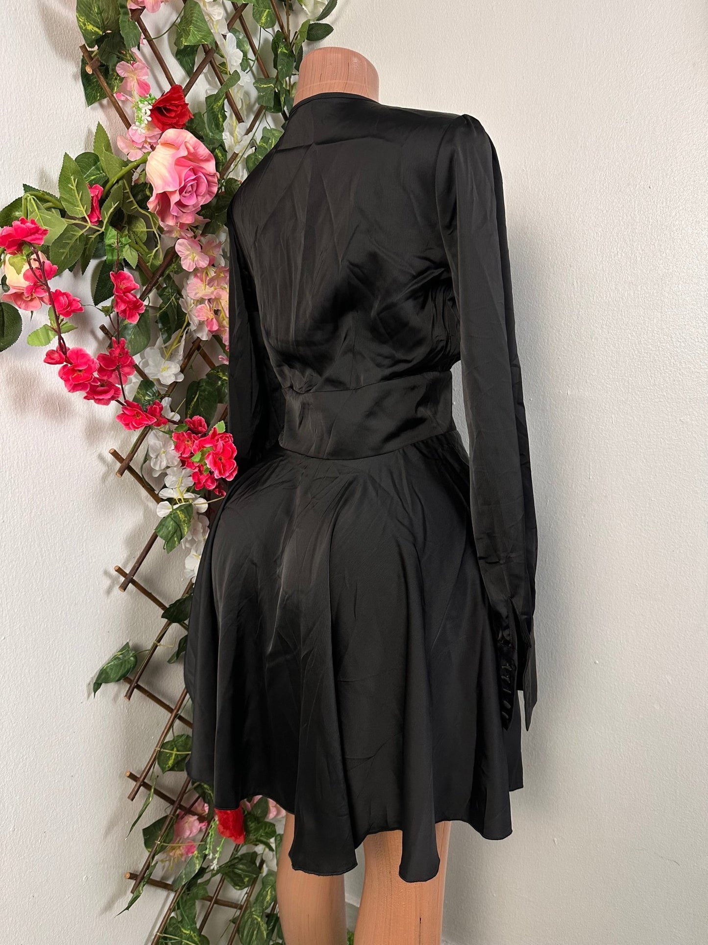 Robe courte en satin colle en V à manche longue boutonné - Perluna Store