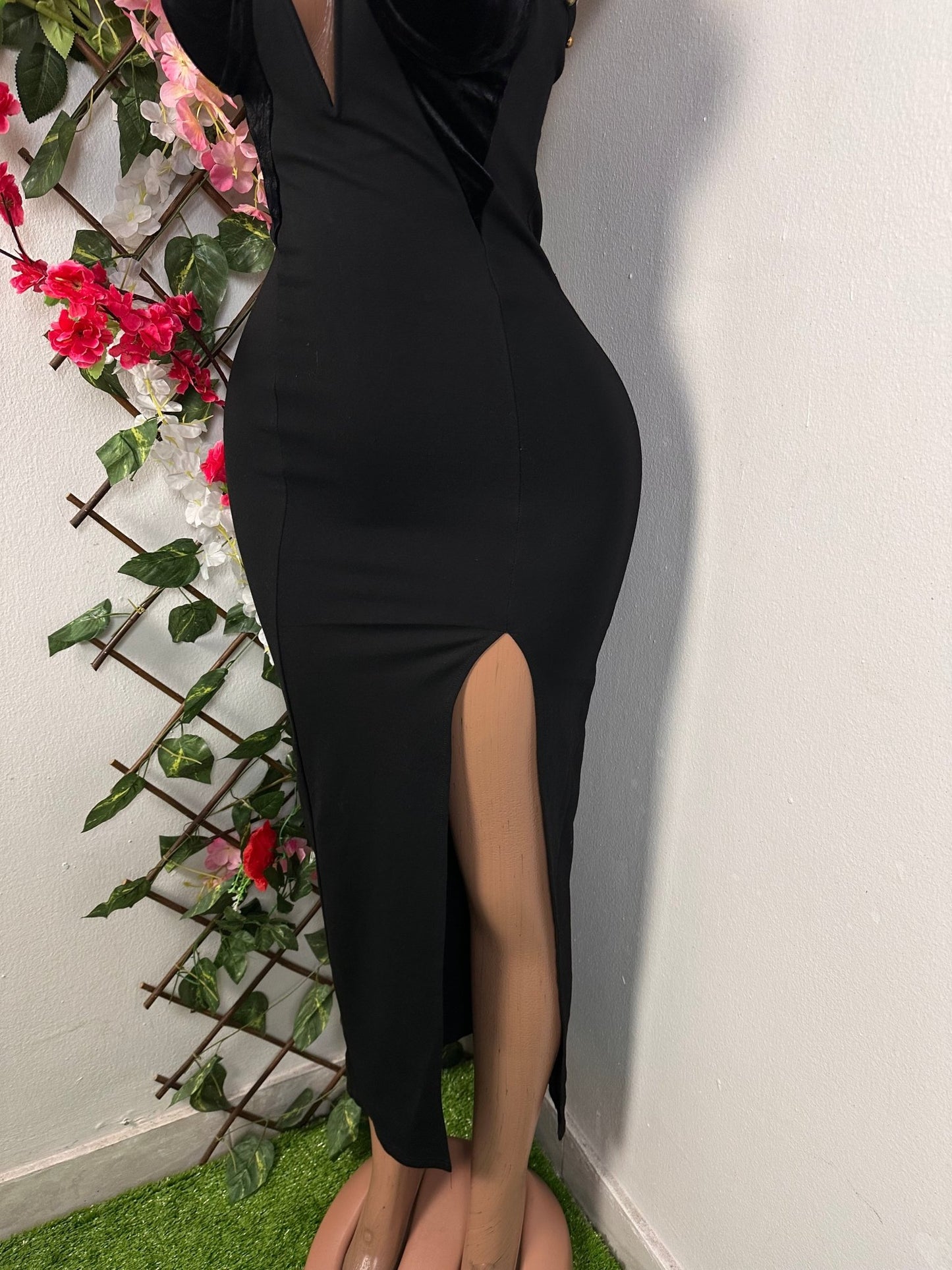 Robe moulante a fine bretelle décolleté plongeant et fente remonté - Perluna Store