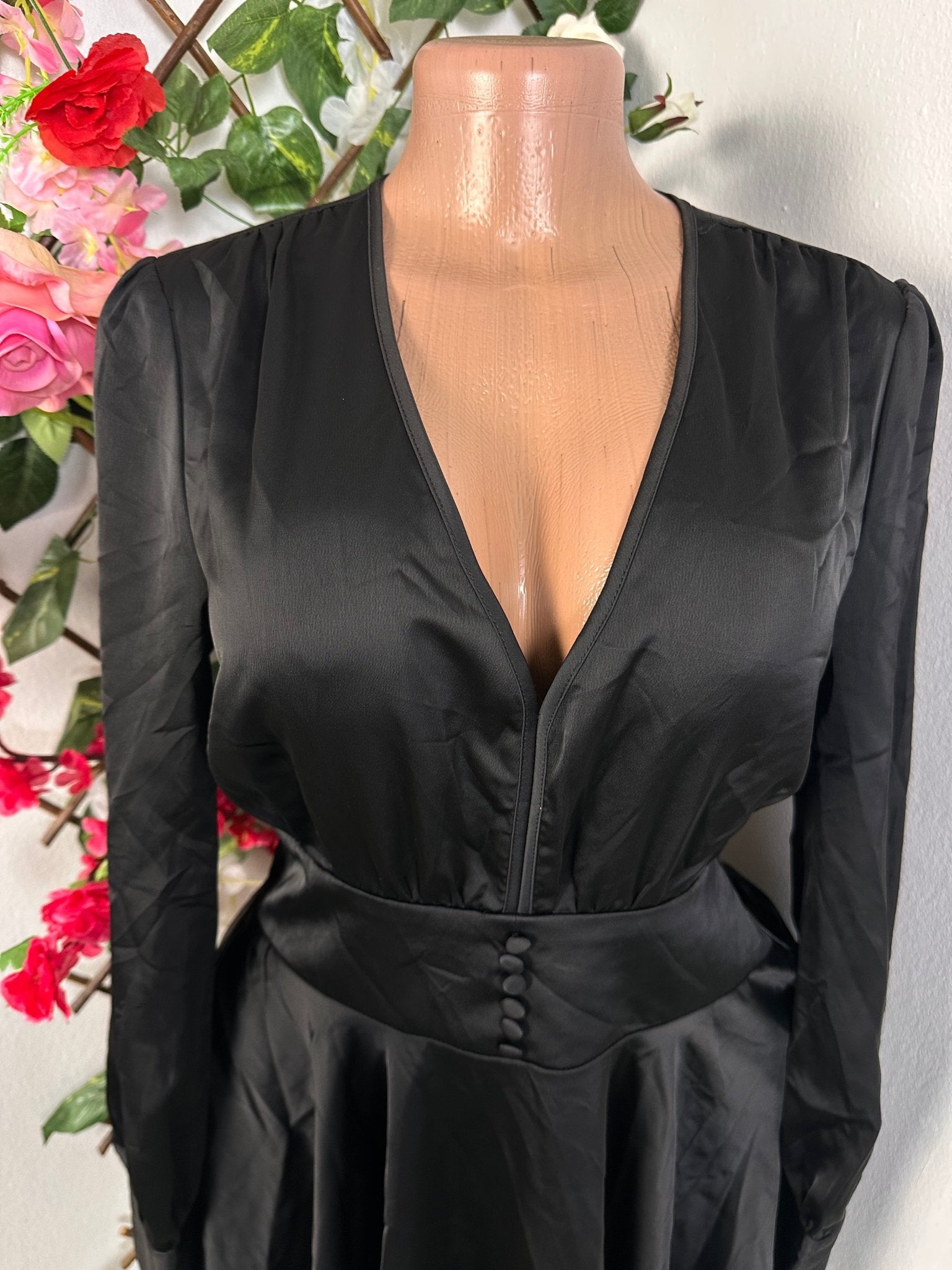 Robe courte en satin colle en V à manche longue boutonné - Perluna Store