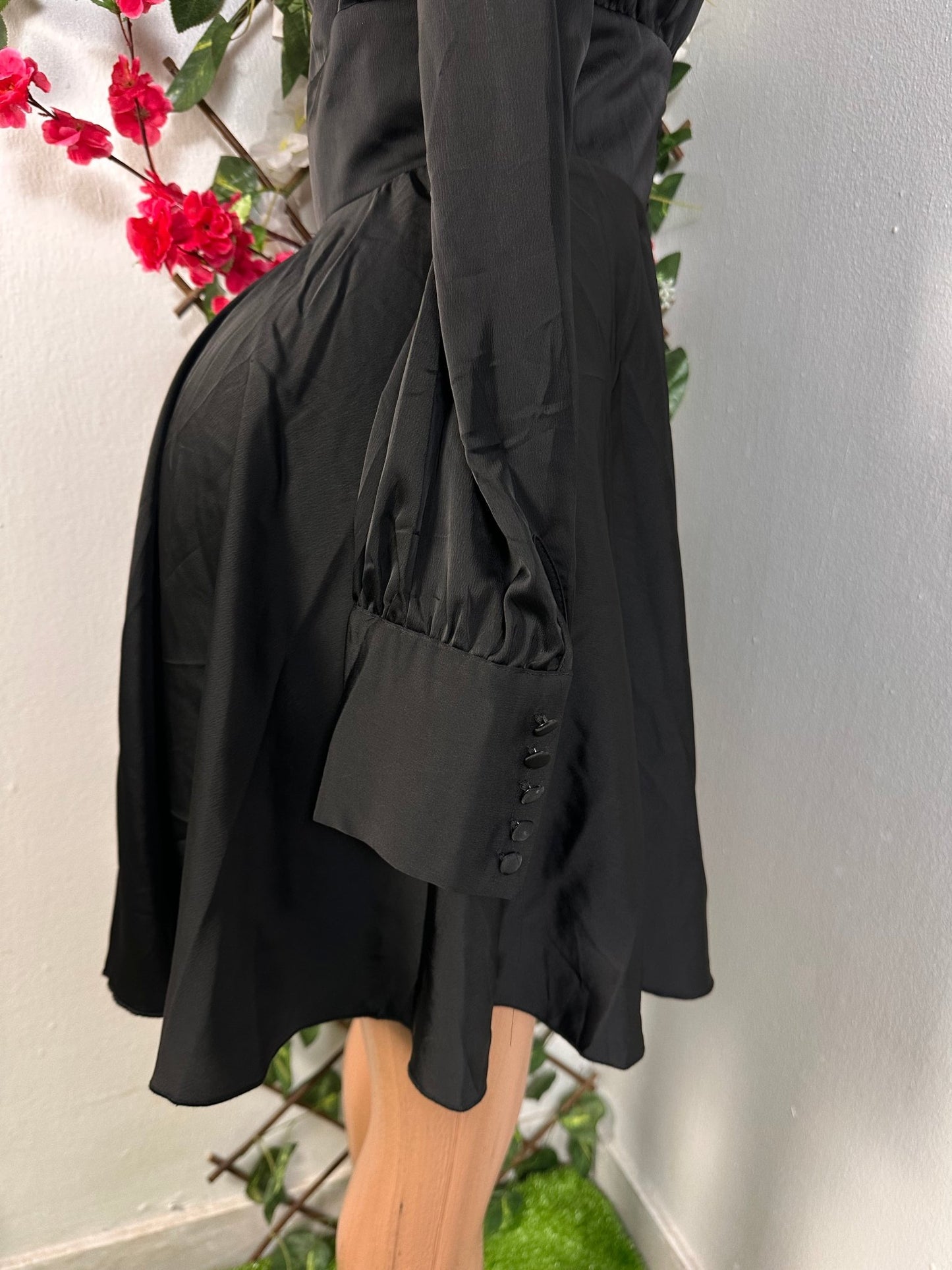 Robe courte en satin colle en V à manche longue boutonné - Perluna Store