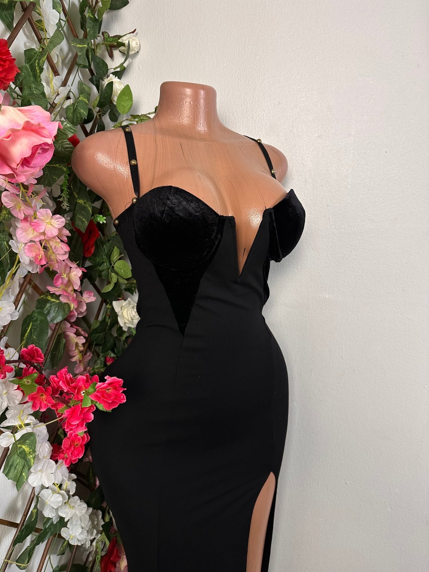 Robe moulante a fine bretelle décolleté plongeant et fente remonté - Perluna Store