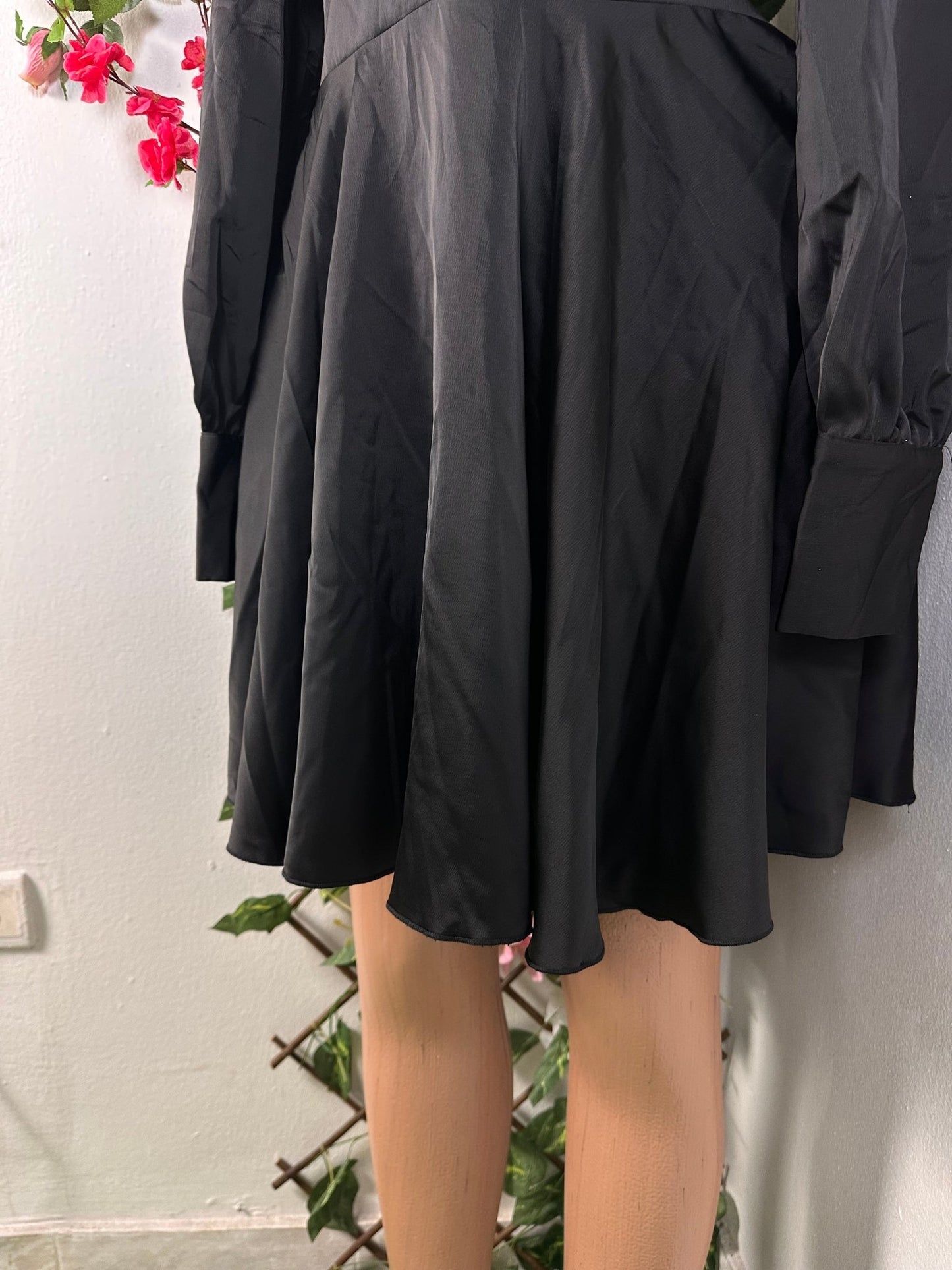 Robe courte en satin colle en V à manche longue boutonné - Perluna Store