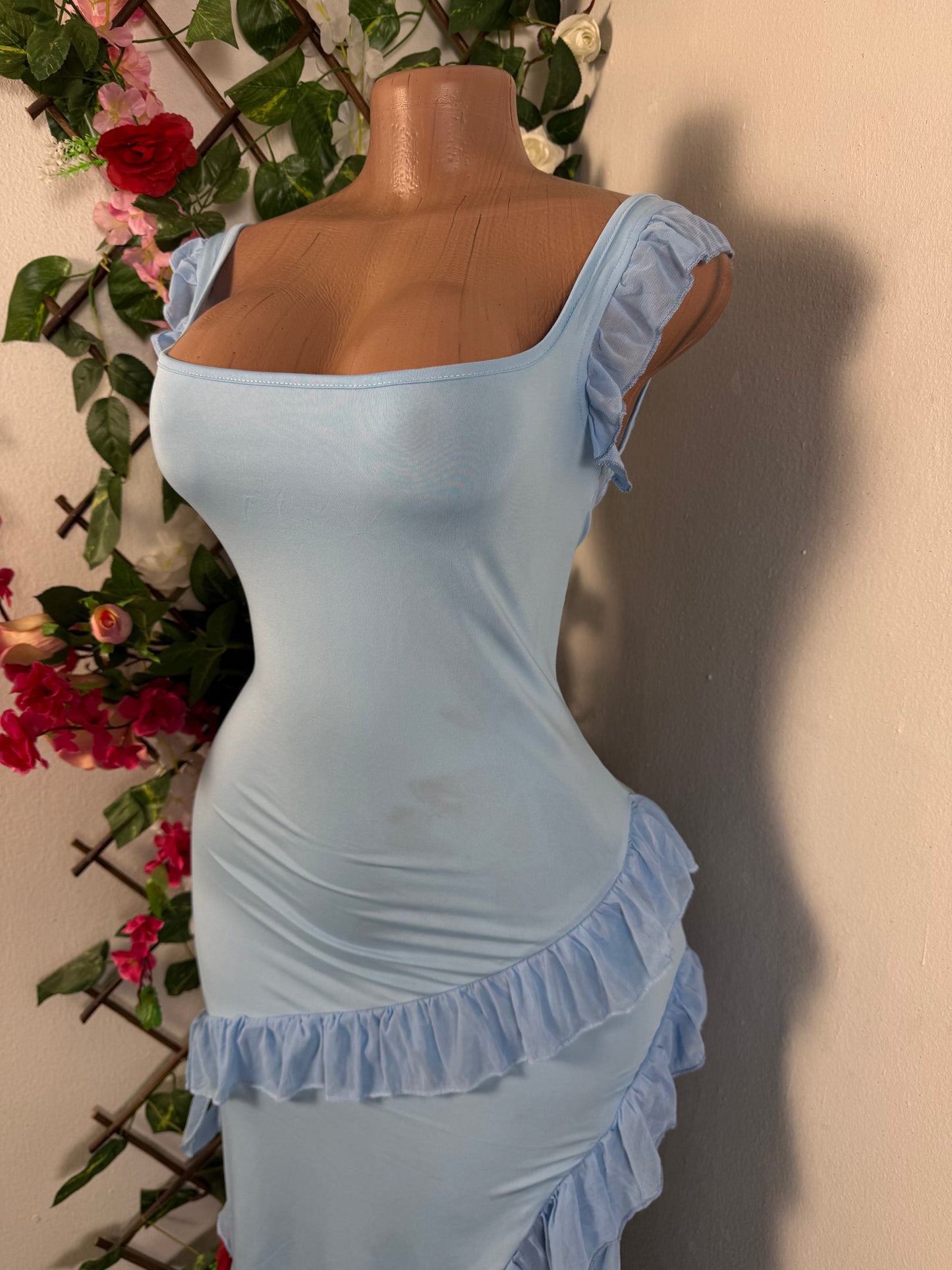 Robe moulante à fente asymétrique