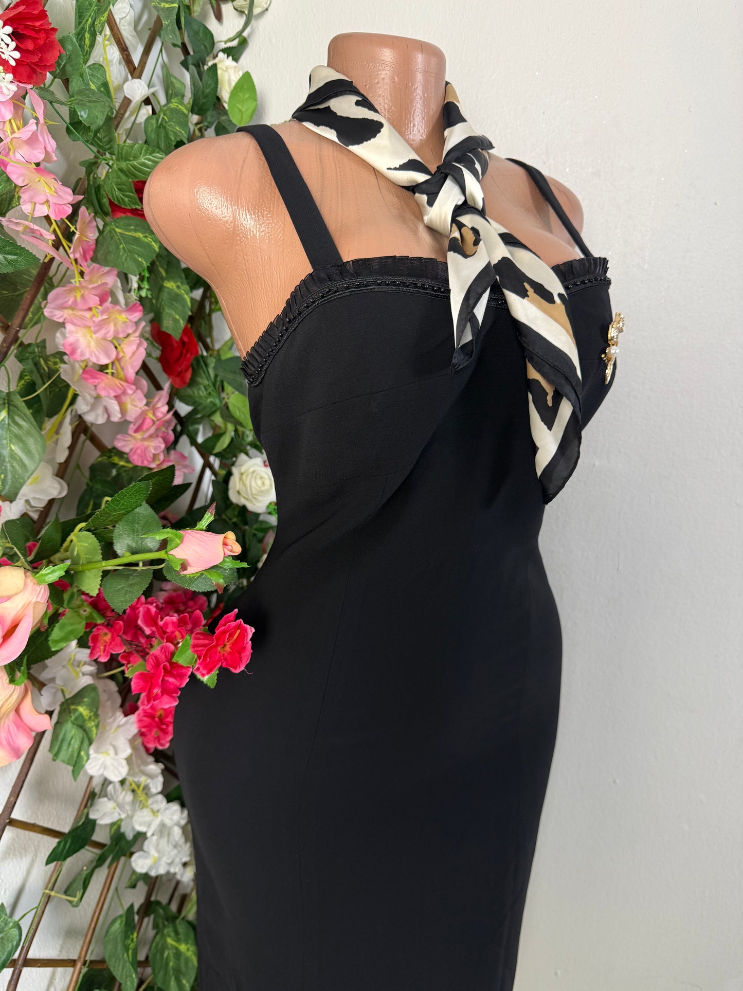 Robe elegante mi longue a bretelle décolleté carre