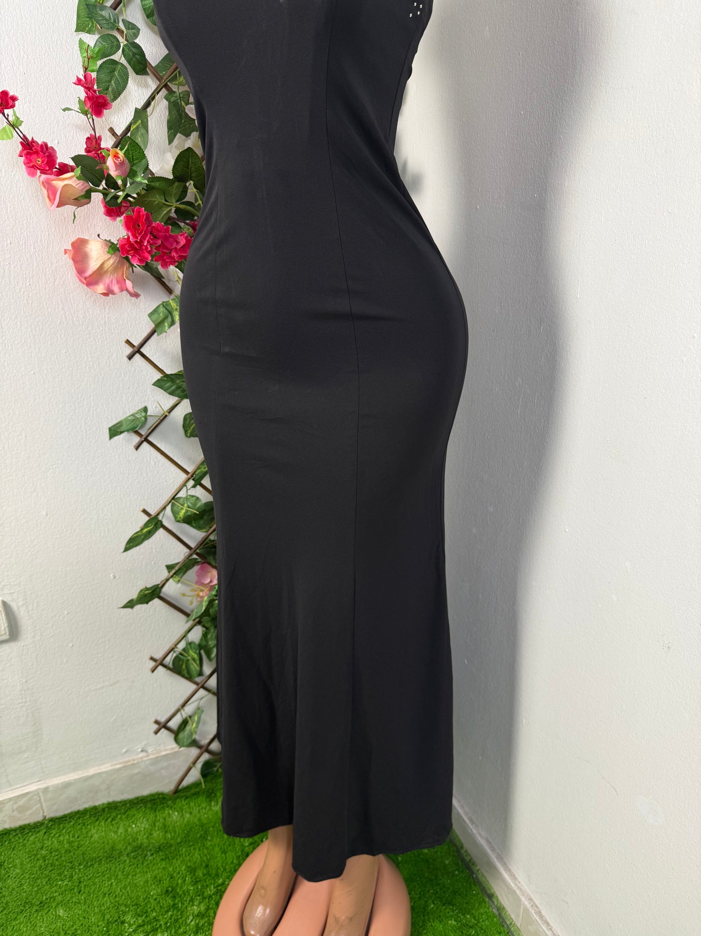 robe soirée longue à queue de poisson, sans manches et avec un cache-cou