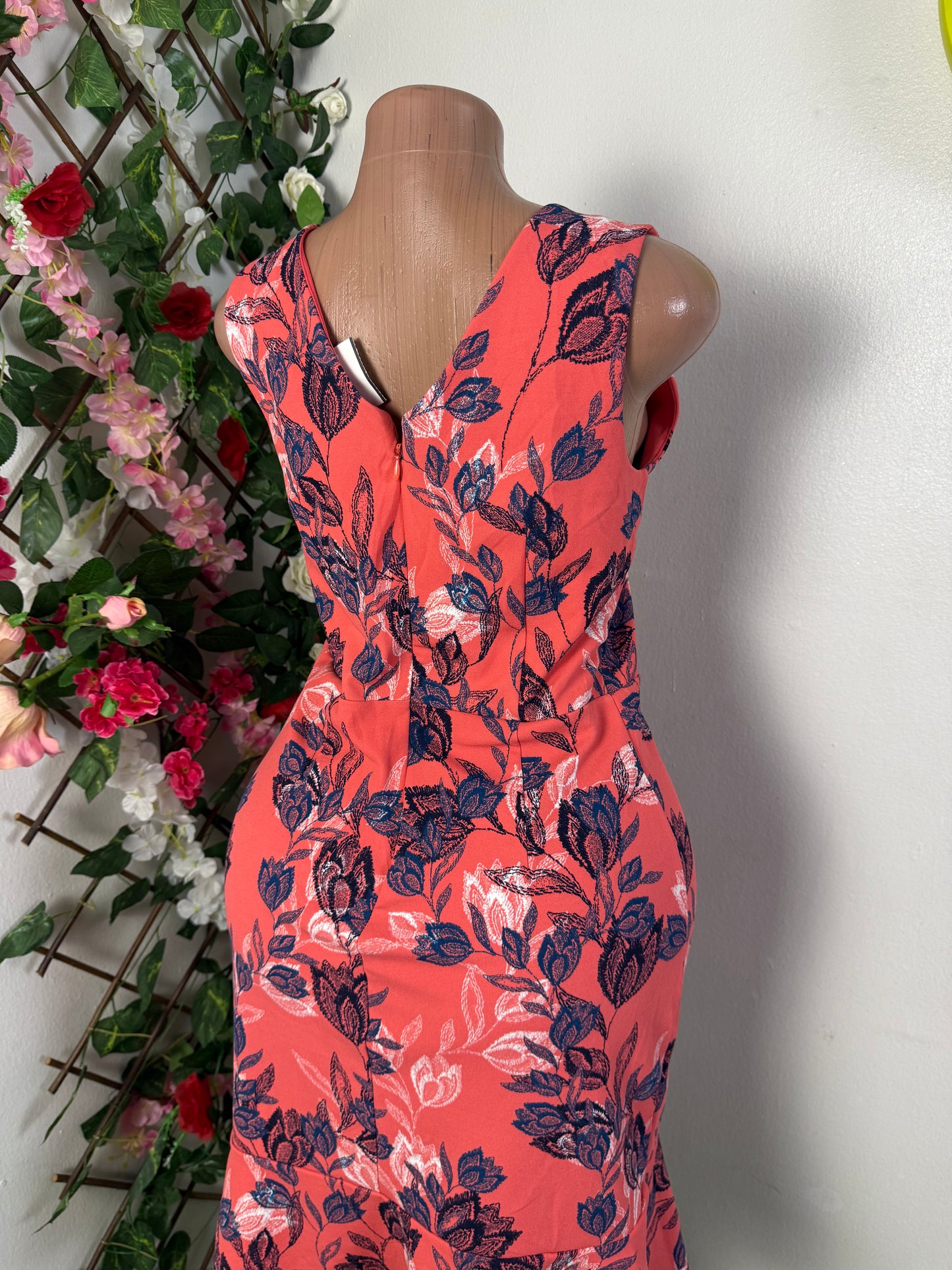 Robe moulante mi longue sans manche décolleté en U