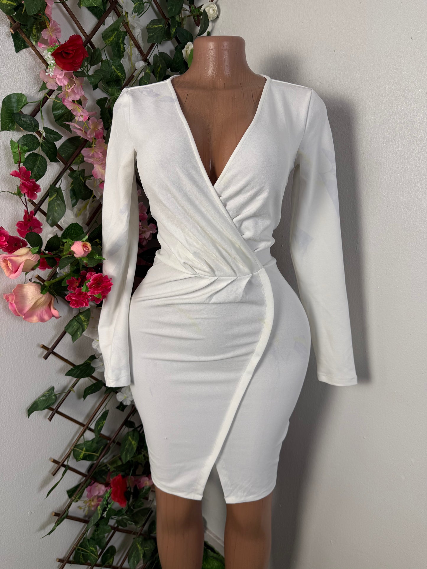 Robe moulante courte a longue manche, colle en v