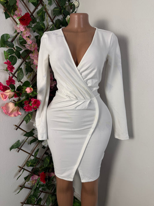 Robe moulante courte a longue manche, colle en v
