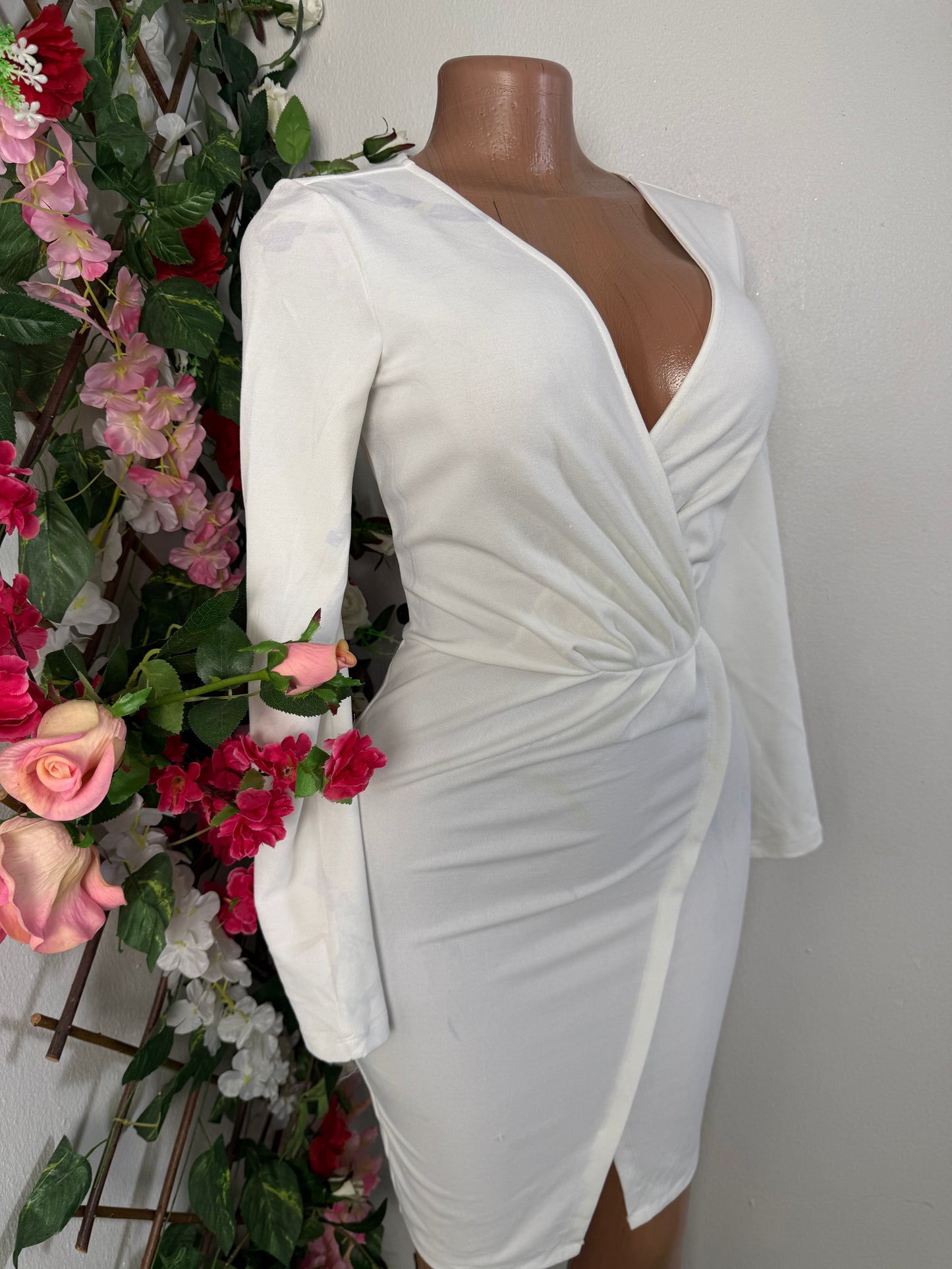 Robe moulante courte a longue manche, colle en v