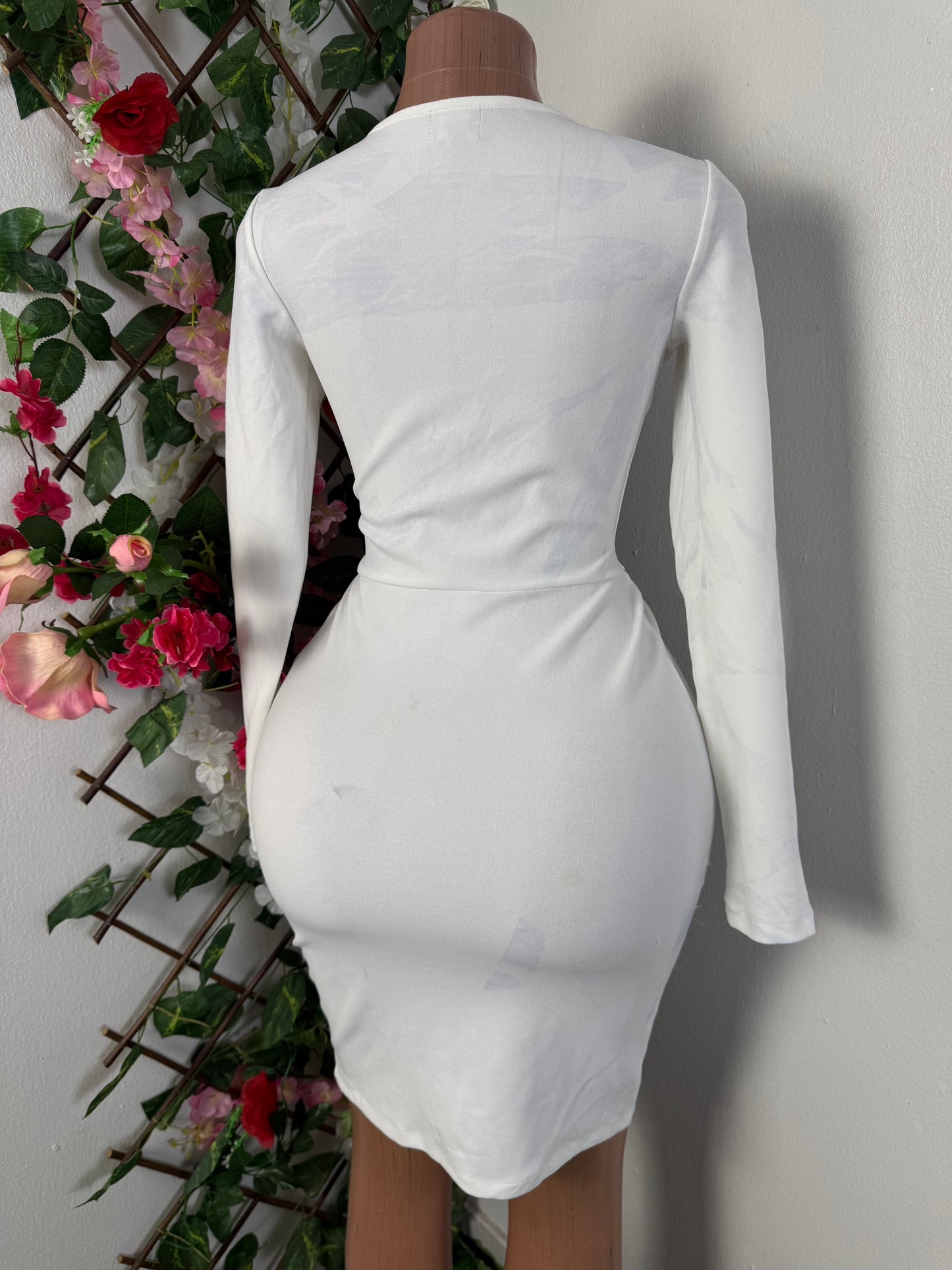 Robe moulante courte a longue manche, colle en v