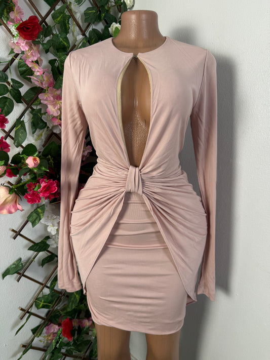 Robe moulante courte, drapée a la taille avec ouverture devant, manche longue