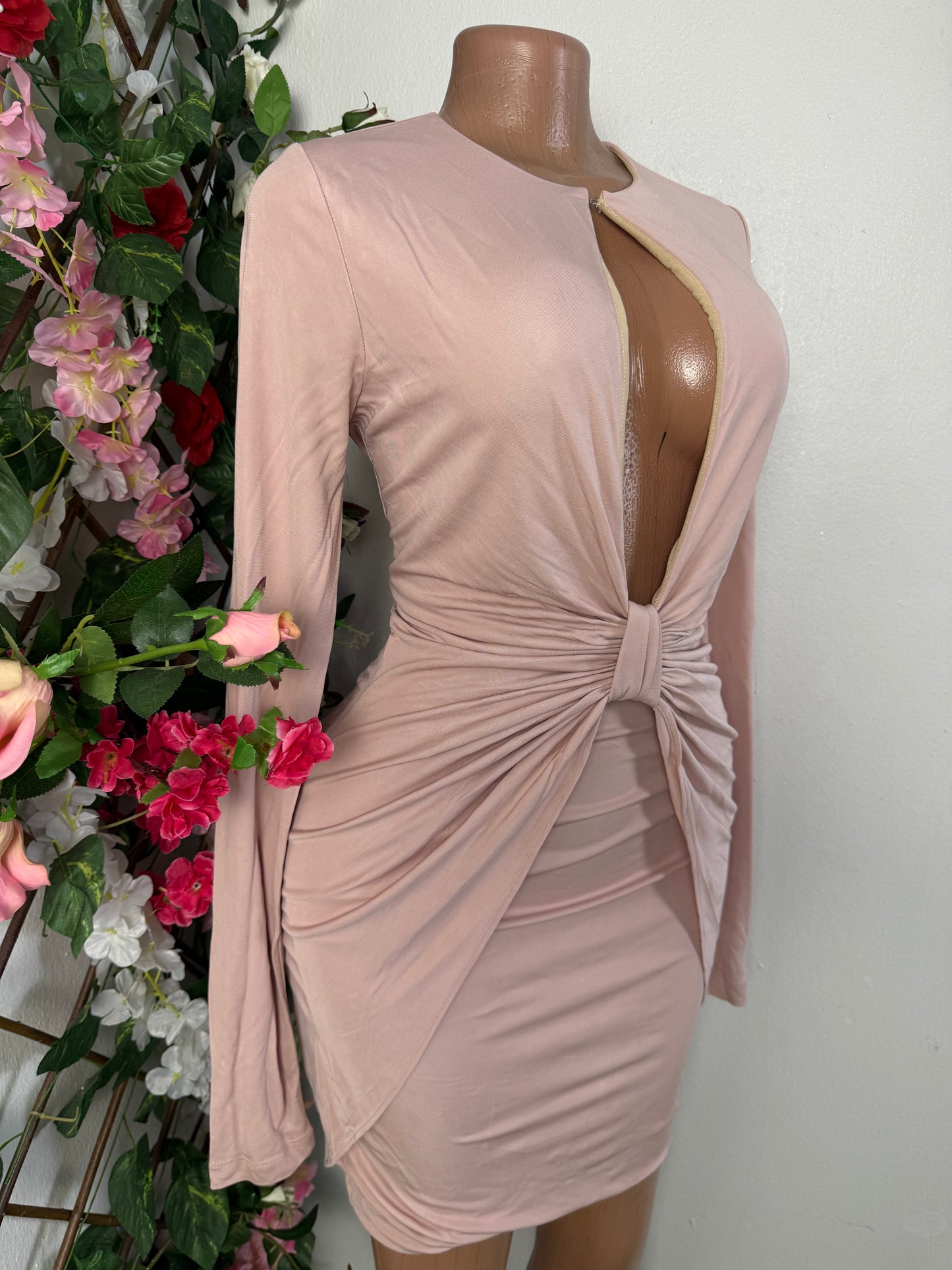 Robe moulante courte, drapée a la taille avec ouverture devant, manche longue