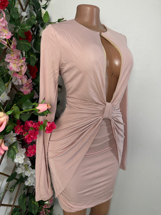 Robe moulante courte, drapée a la taille avec ouverture devant, manche longue