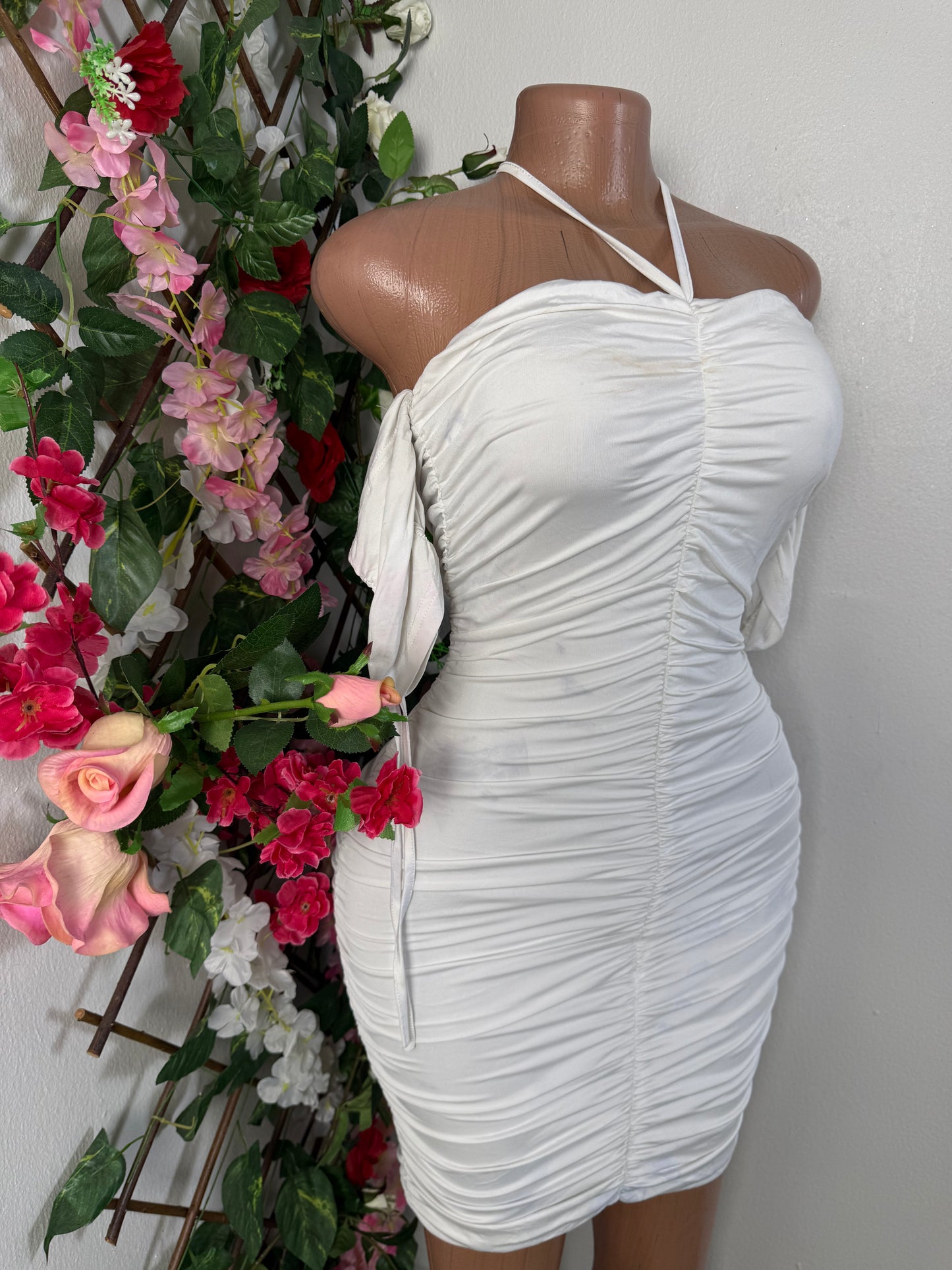 Robe moulante courte a fine bretelle et manchette pendant