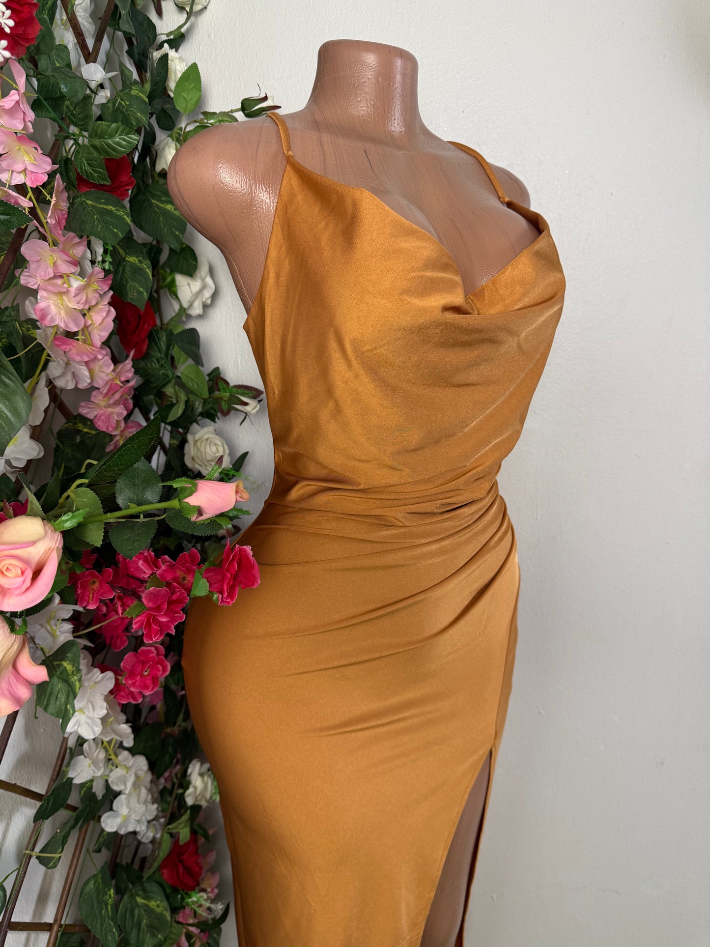 Robe cocktail en satin a fine bretelle décolleté drape avec fente