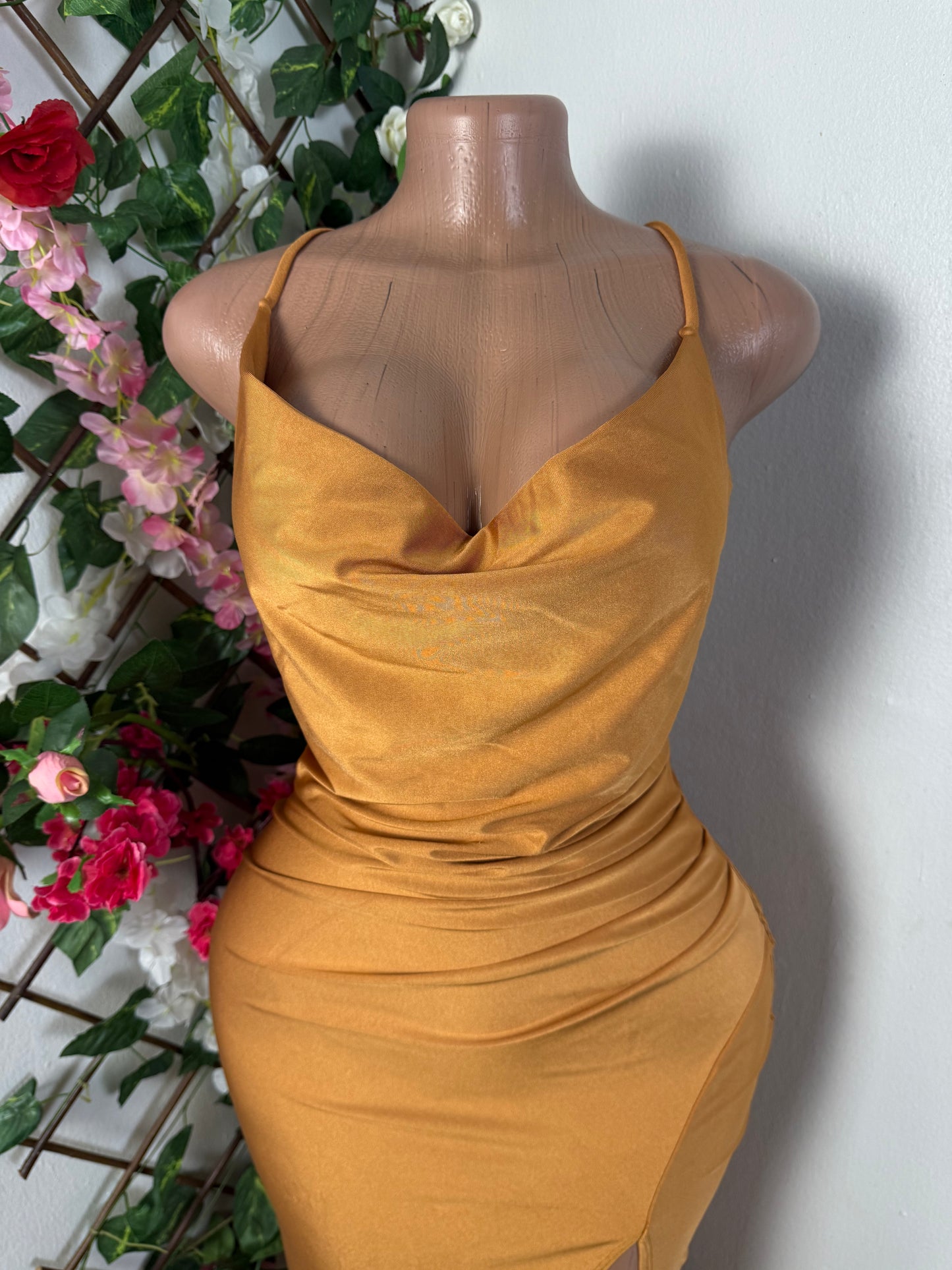 Robe cocktail en satin a fine bretelle décolleté drape avec fente