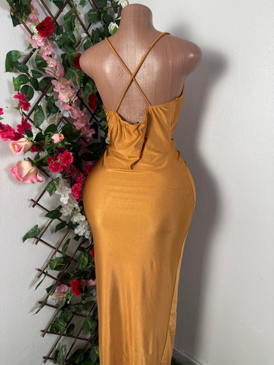 Robe cocktail en satin a fine bretelle décolleté drape avec fente