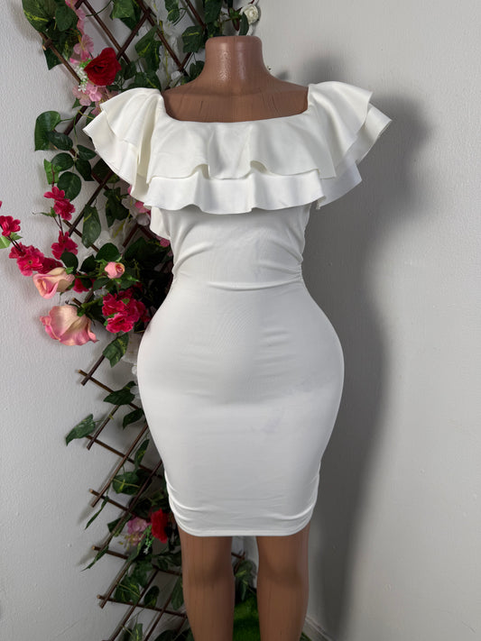 Robe courte moulante sans manche décolleté volant