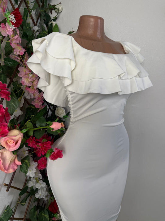 Robe courte moulante sans manche décolleté volant