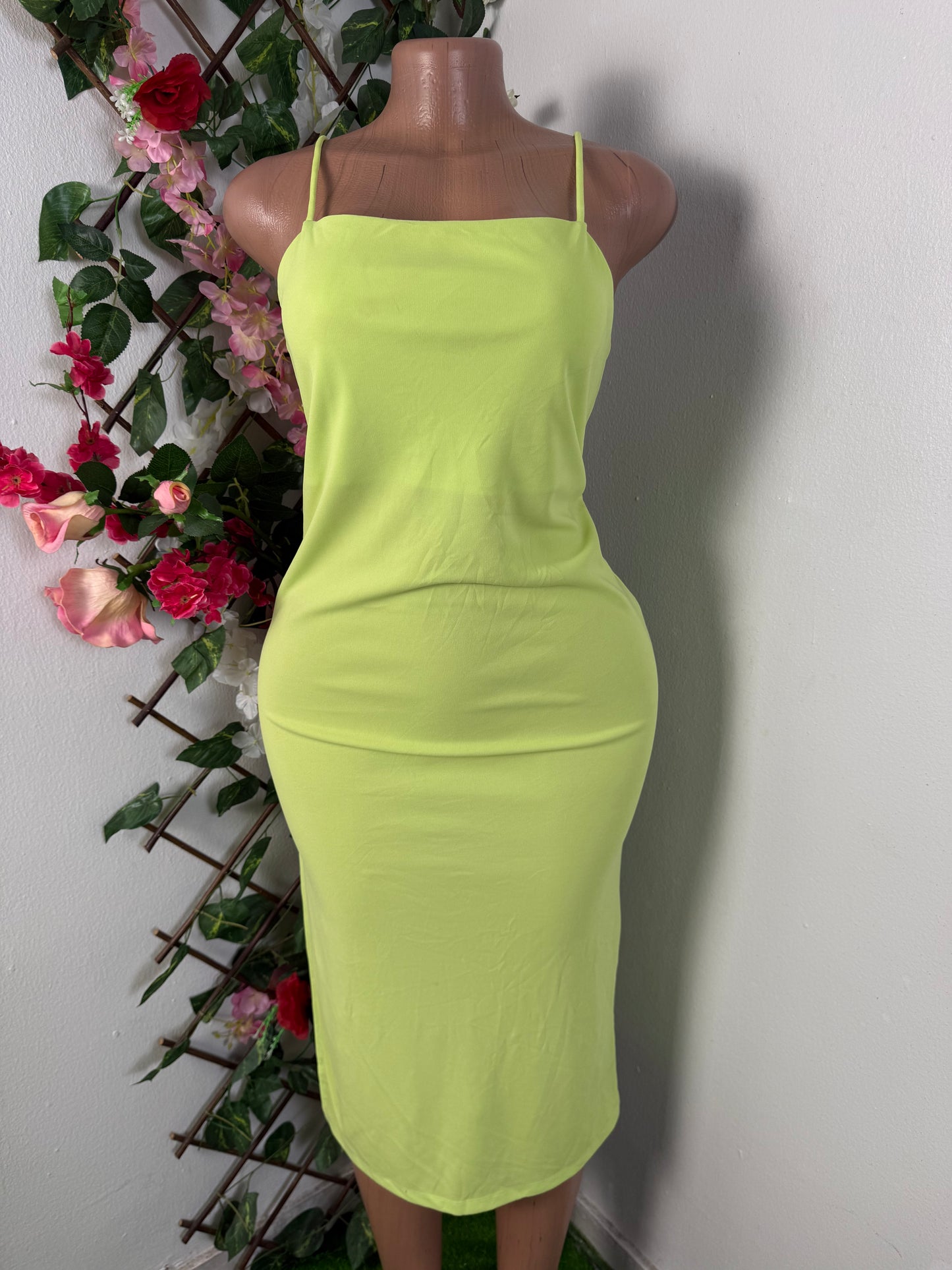 Robe droite a fine bretelle avec fente