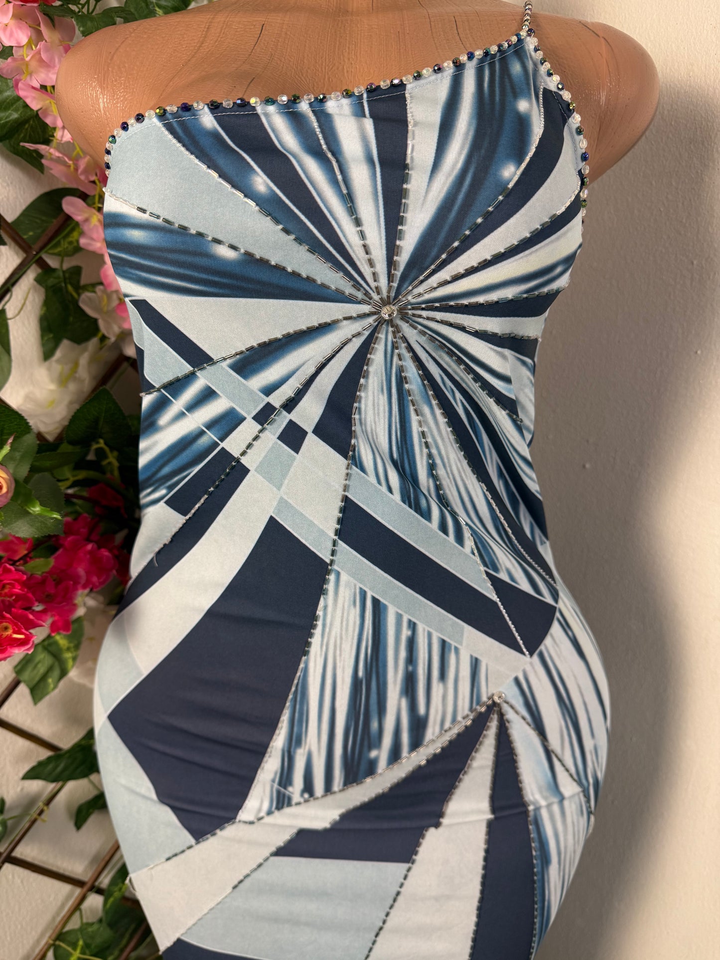 Robe mi longue a une brettelé fine sans manche