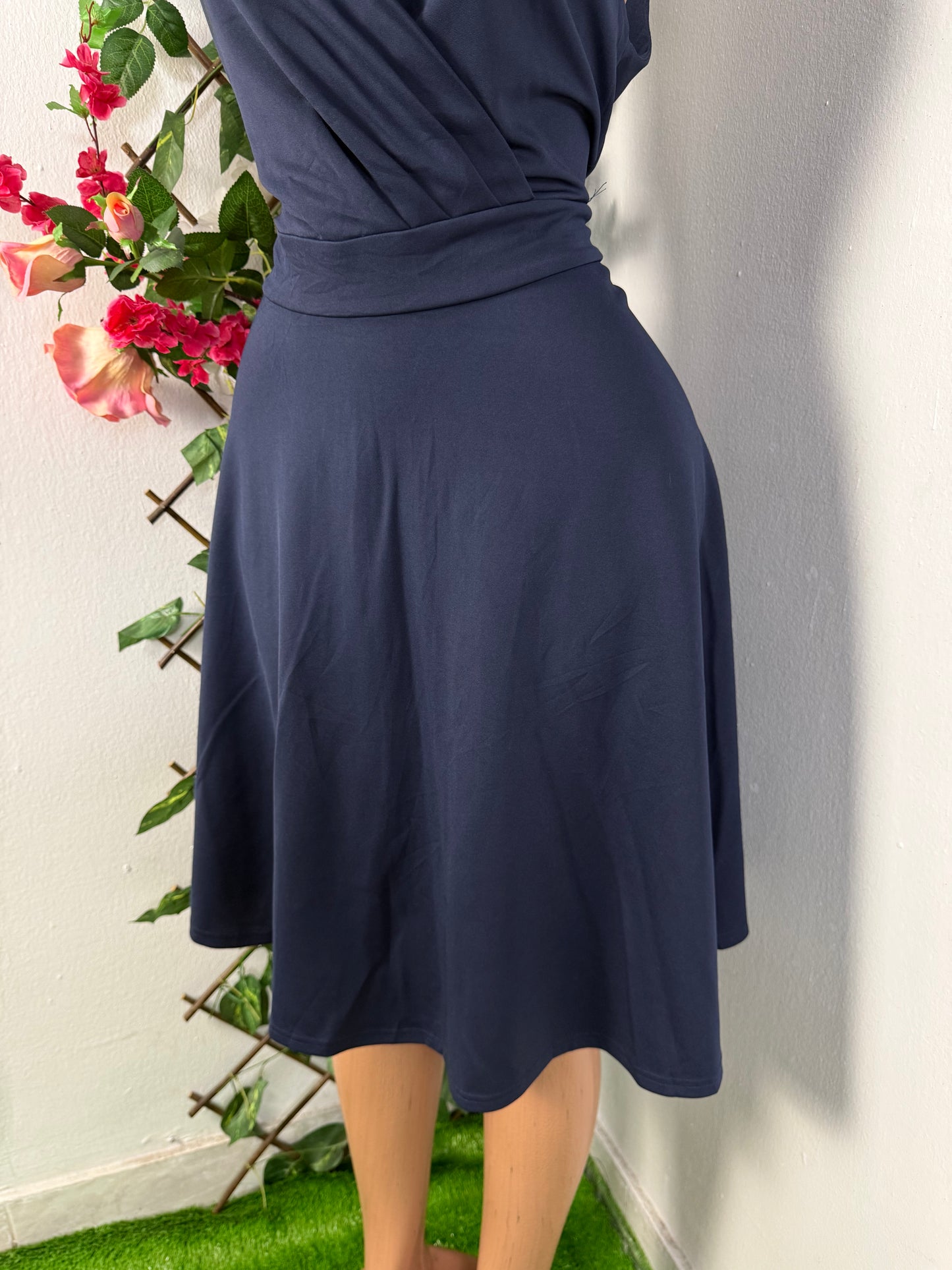 Robe mi longue évasée décolleté croisée sans manche