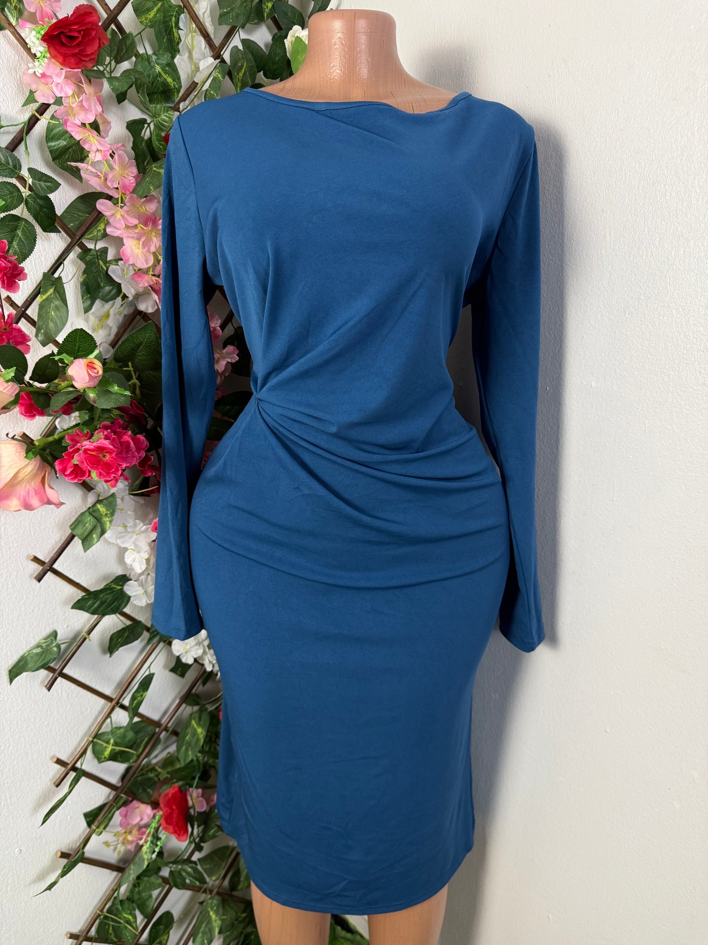 Robe midi bleu a longue manche drape a la taille