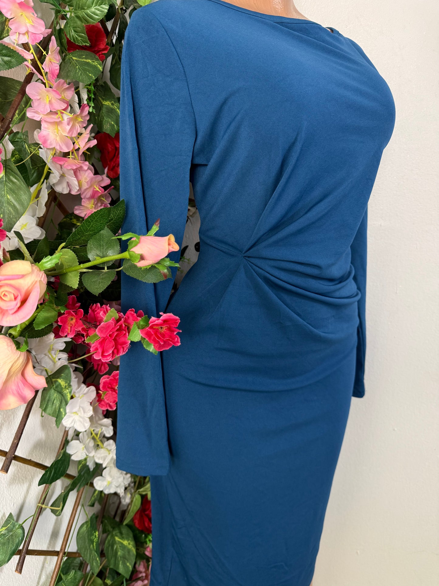Robe midi bleu a longue manche drape a la taille