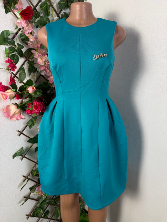 Robe courte évasée sans manche a colle rond