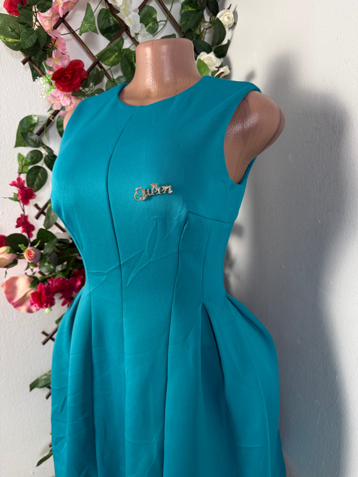 Robe courte évasée sans manche a colle rond