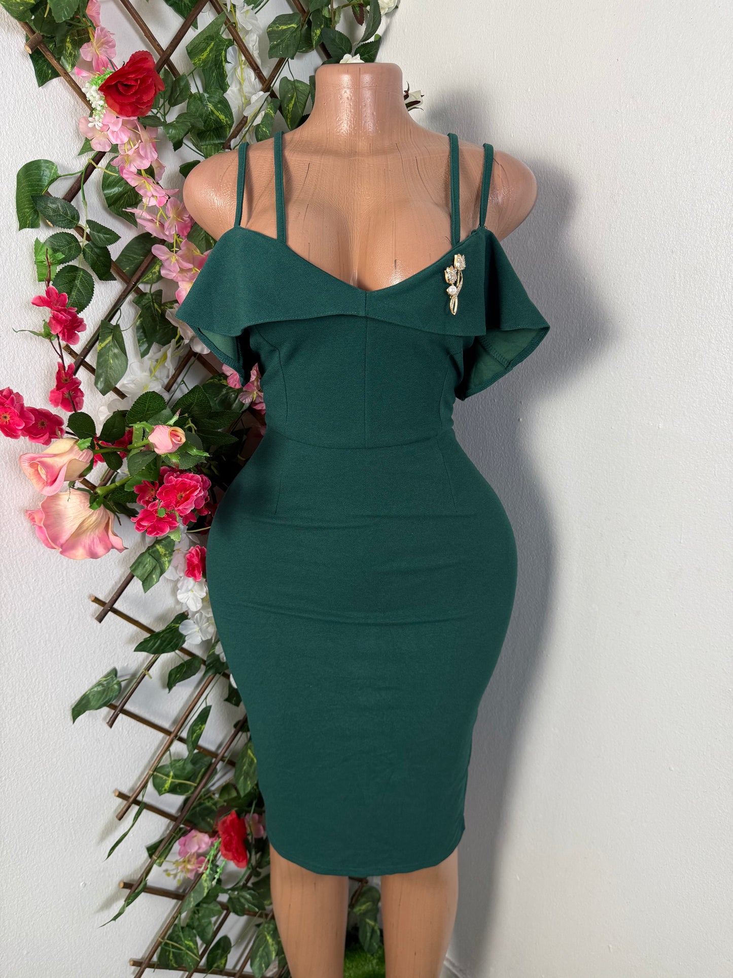 Robe elegante a fine bretelle décolleté volant