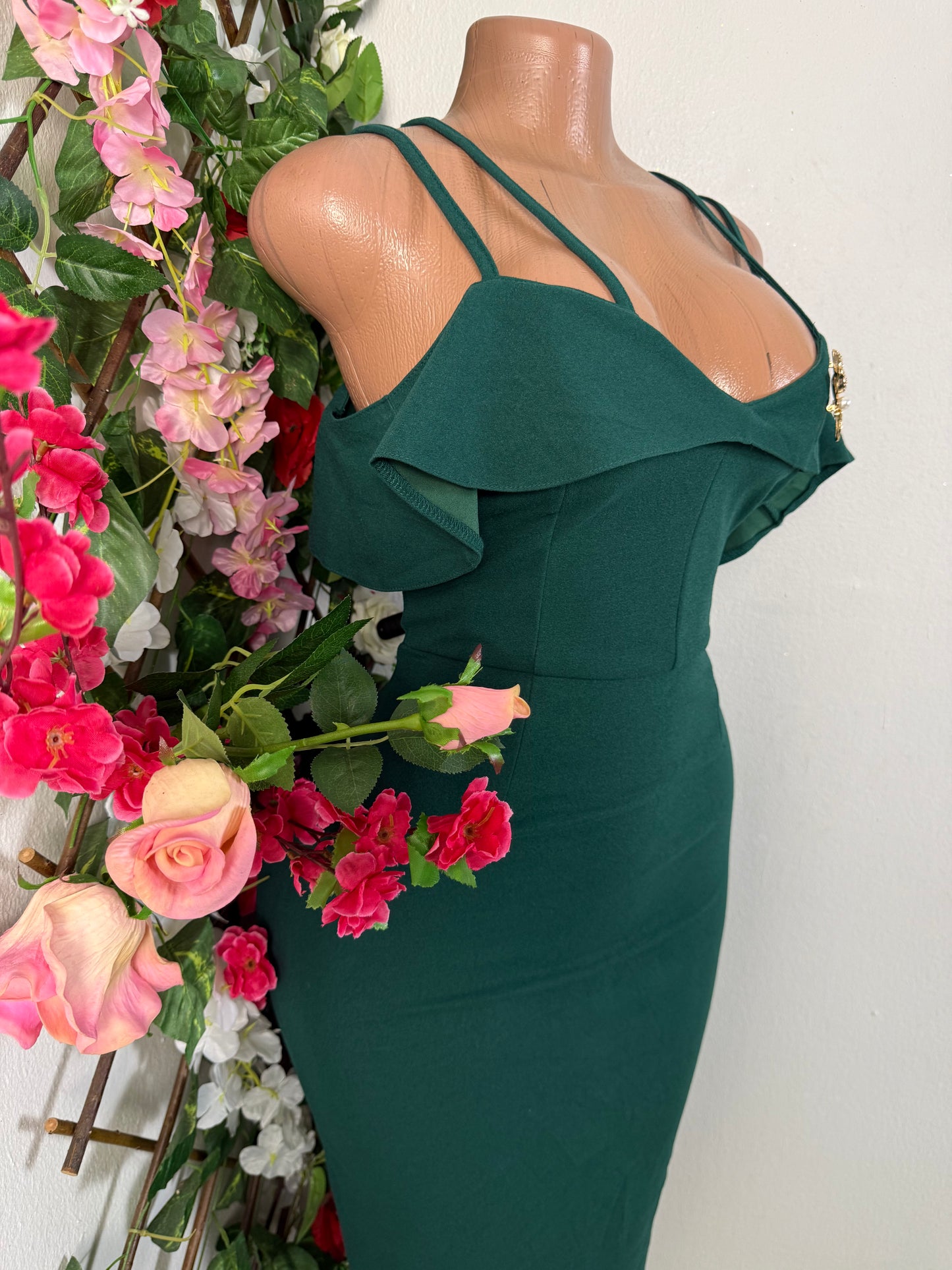 Robe elegante a fine bretelle décolleté volant