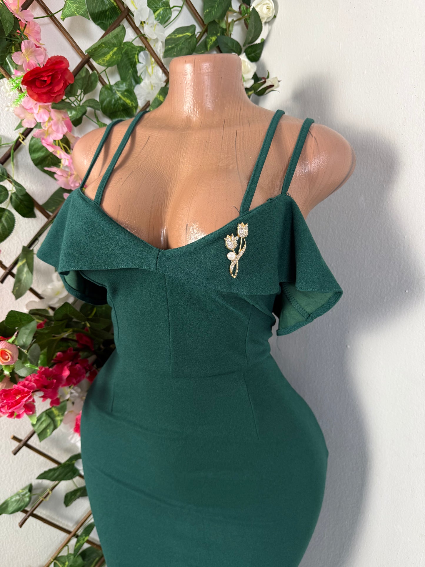 Robe elegante a fine bretelle décolleté volant