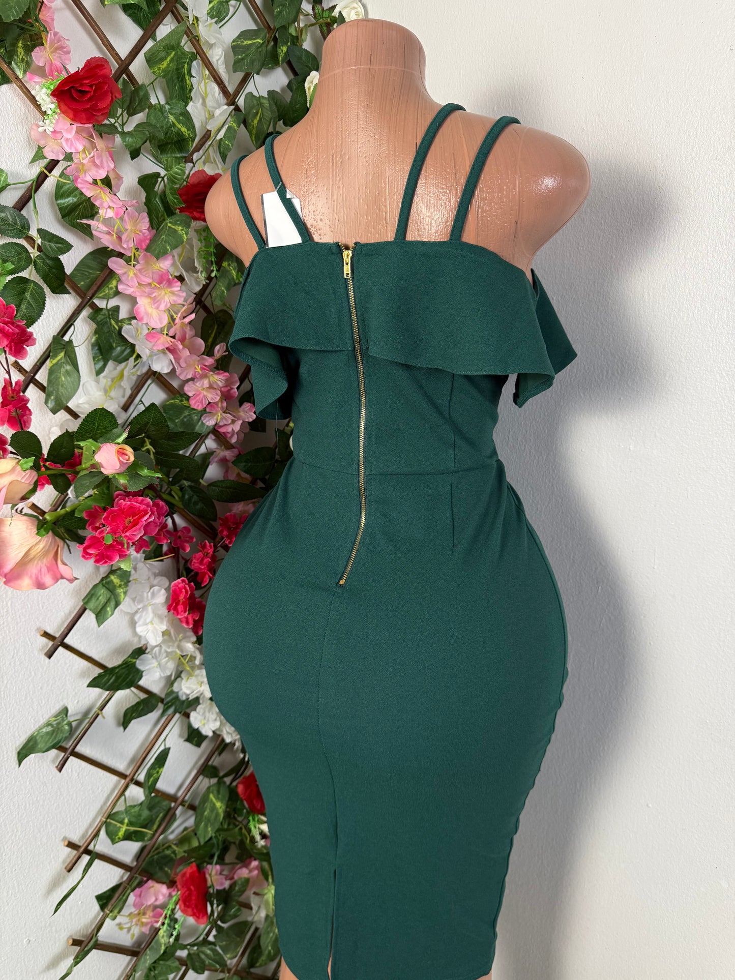 Robe elegante a fine bretelle décolleté volant