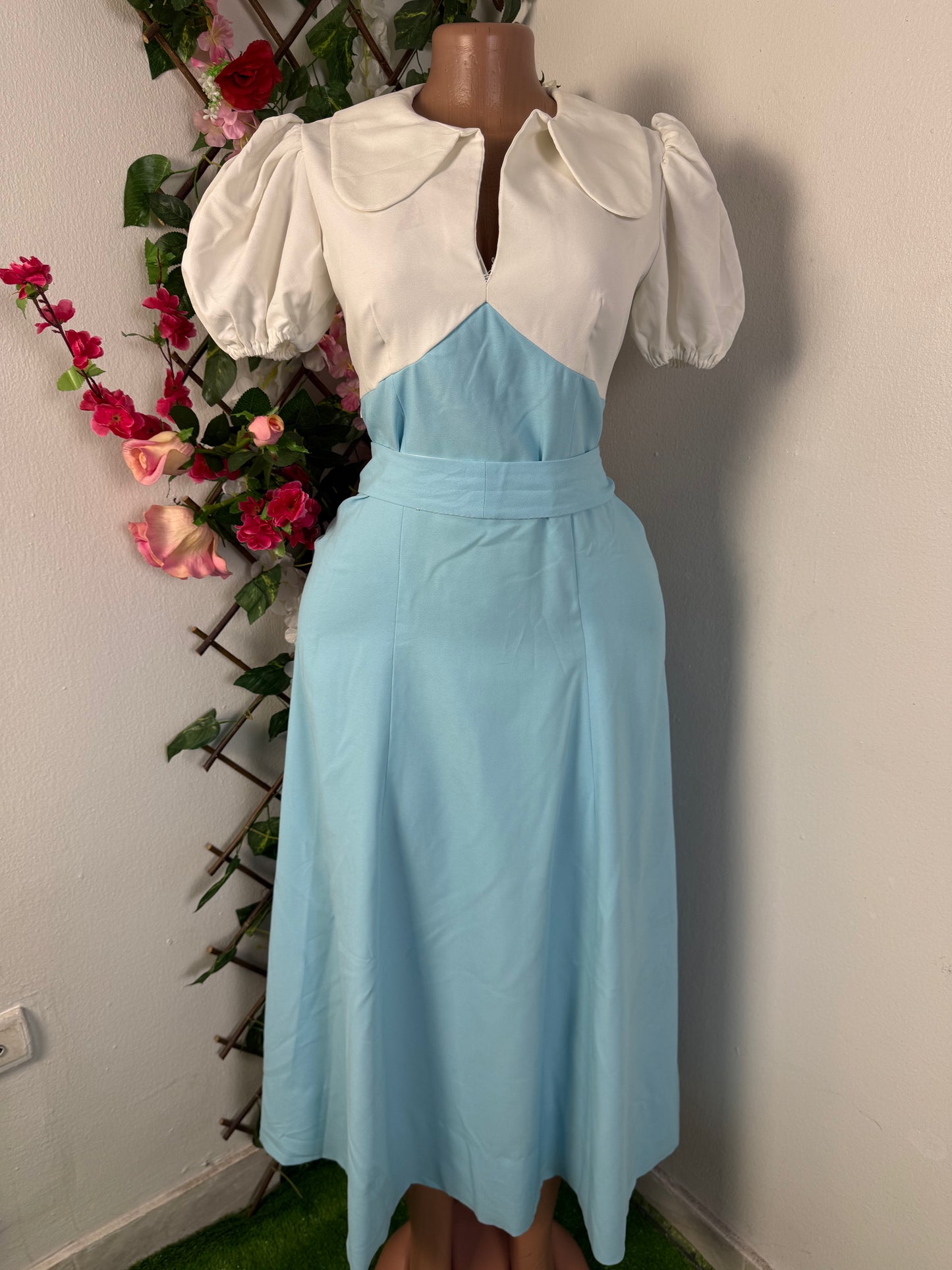 Robe elegante longue évasée a manche courte bouffante