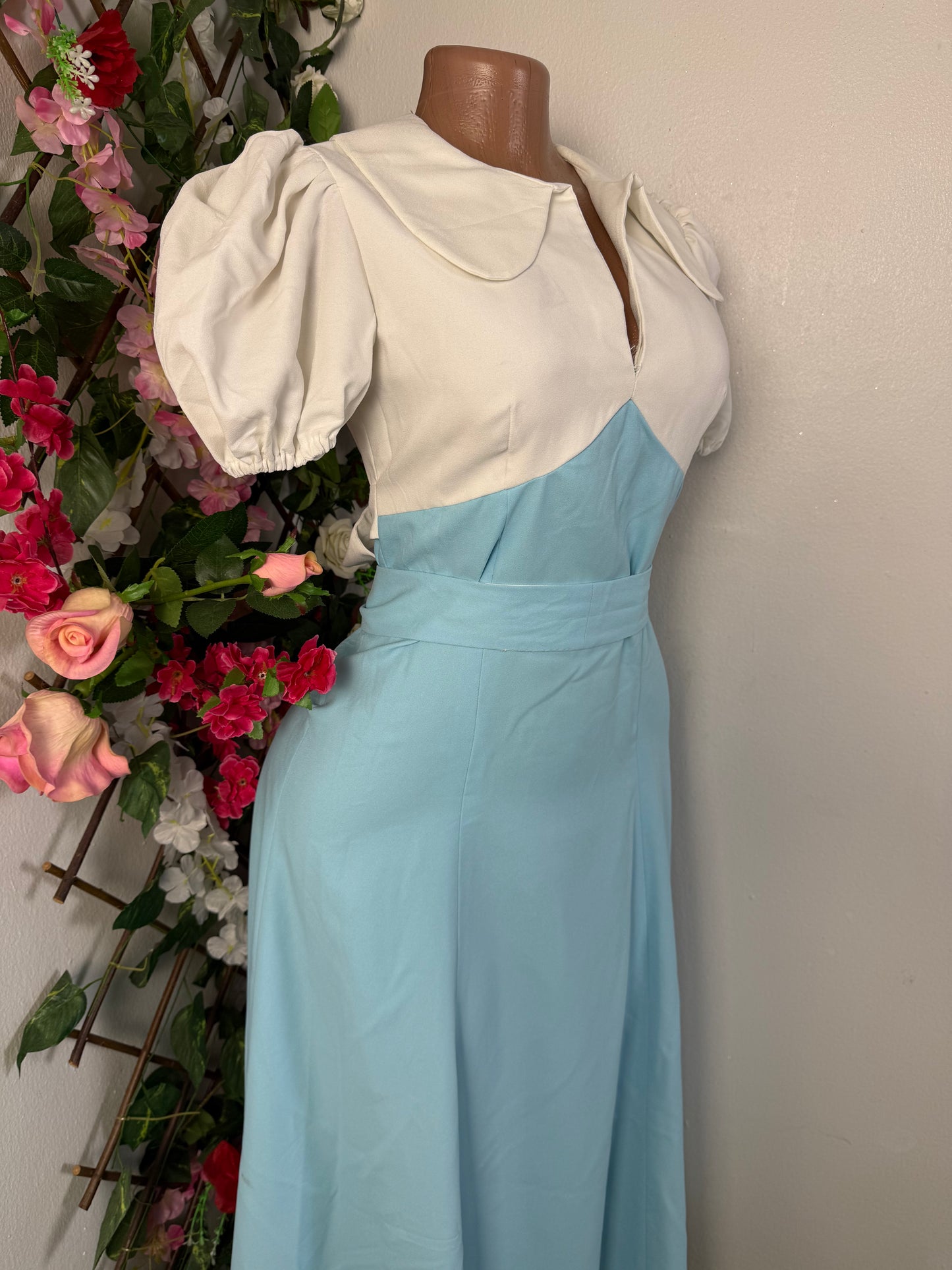 Robe elegante longue évasée a manche courte bouffante