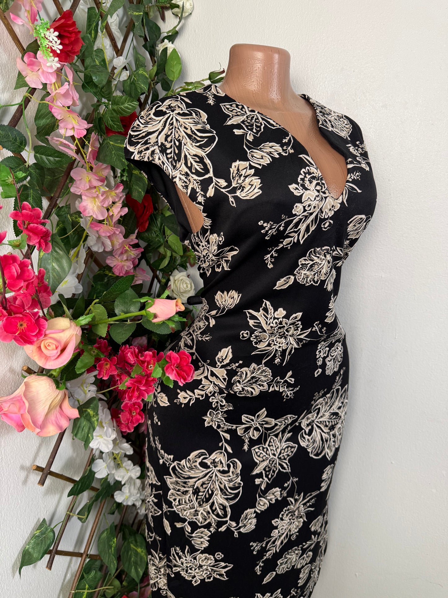 Robe moulante mi longue décolleté sans manche
