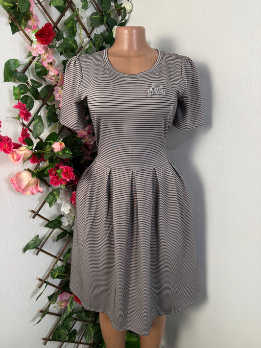 Robe evasee mi longue a courte manche et colle rond